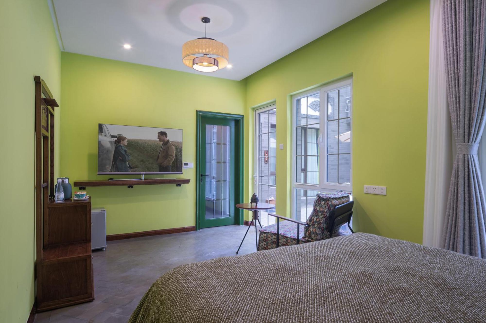 Deluxe Queen Room with Patio