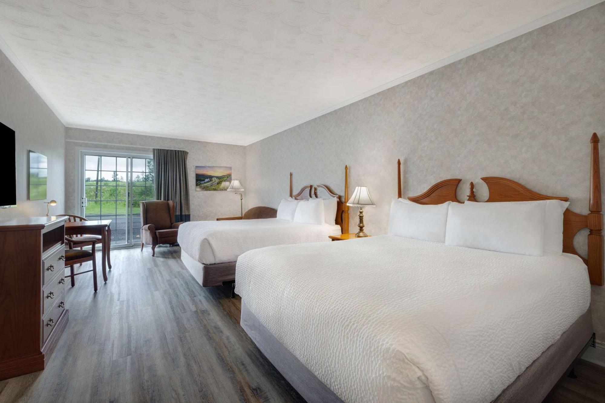 Queen Room with Two Queen Beds and Bath Tub - Mobility Accessible/Non-Smoking,1710018402:JPEG