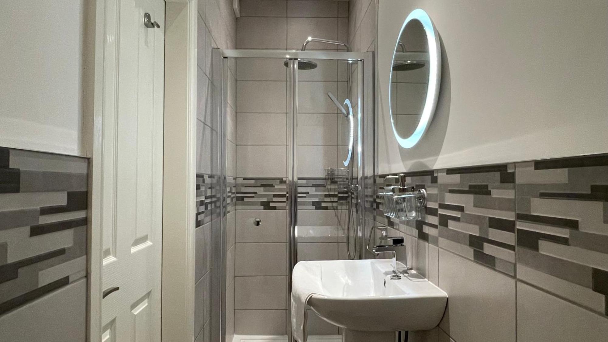 Deluxe Double Room Shower