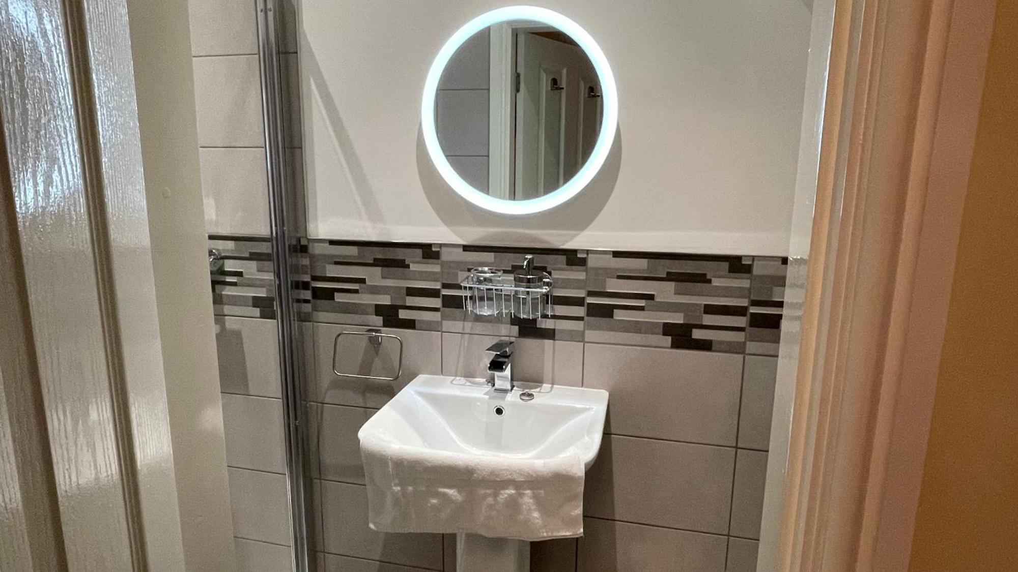 Deluxe Double Room Shower