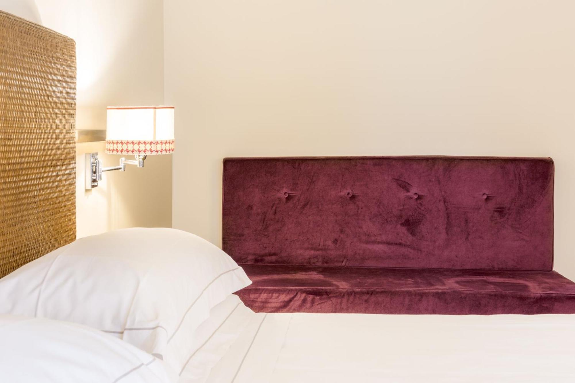 Quarto Clássico com Cama de Casal ou 2 de Solteiro