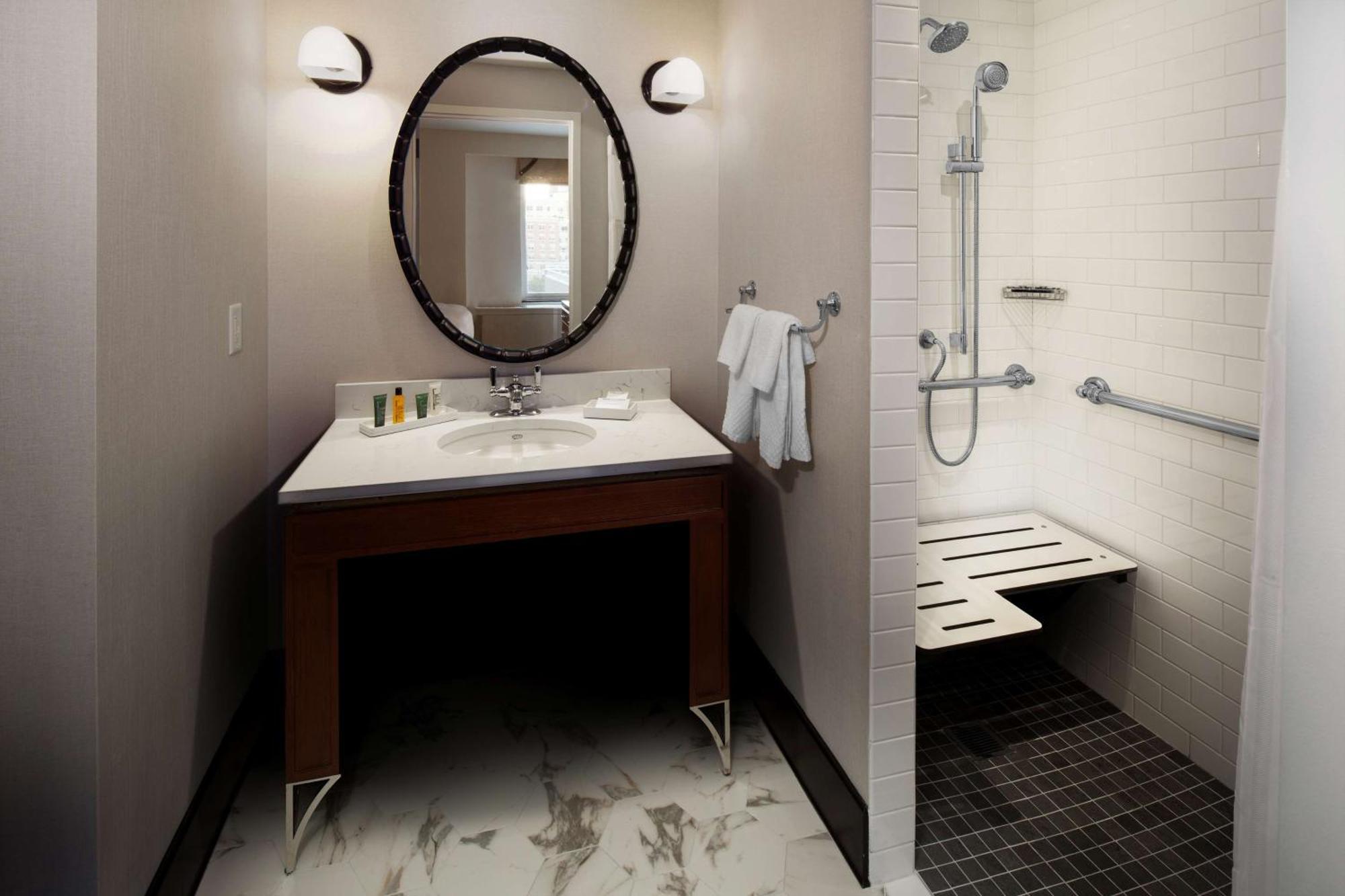 Chambre Lit King-Size avec Douche Accessible en Fauteuil Roulant - Adaptée aux Personnes à Mobilité Réduite