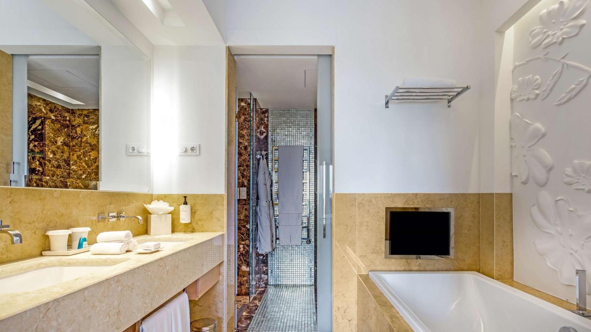 Family Deluxe Twin Connecting Room