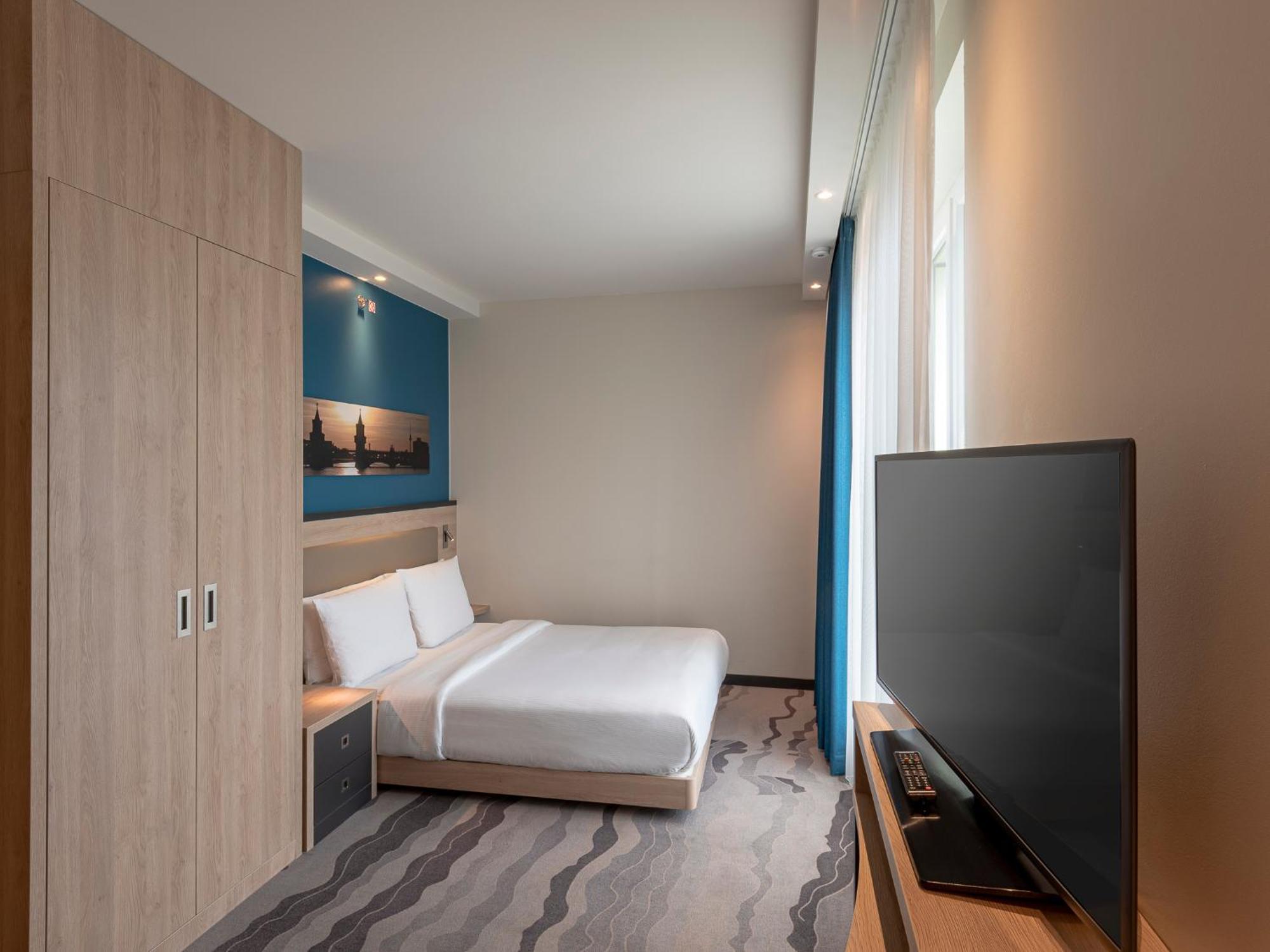 Habitación con cama grande adaptada para personas de movilidad reducida