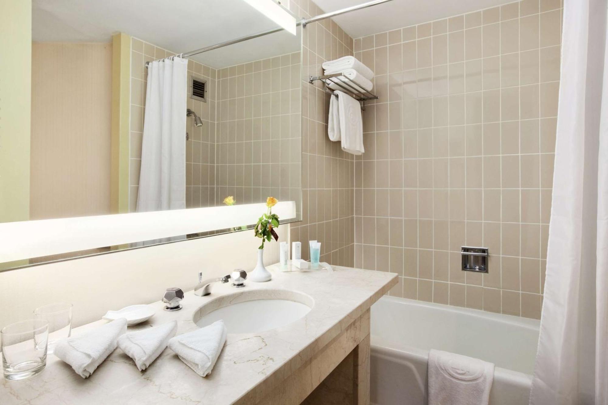 Quarto com Cama King-size e Vista da Cidade