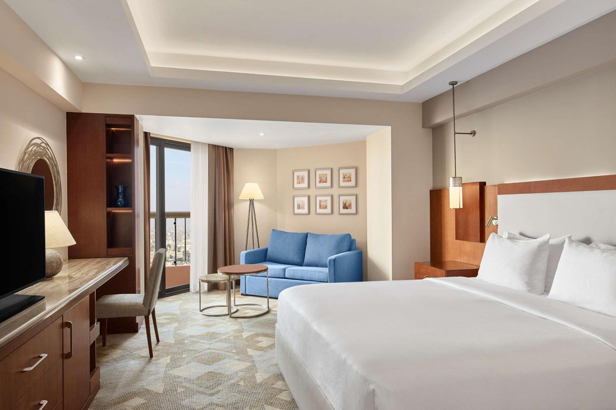 Quarto Executivo com Cama King-size e Vista da Cidade