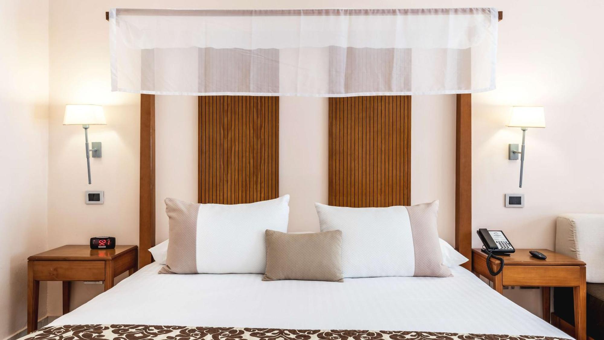 Superior Kamer met Queensize Bedden en Uitzicht op het Zwembad