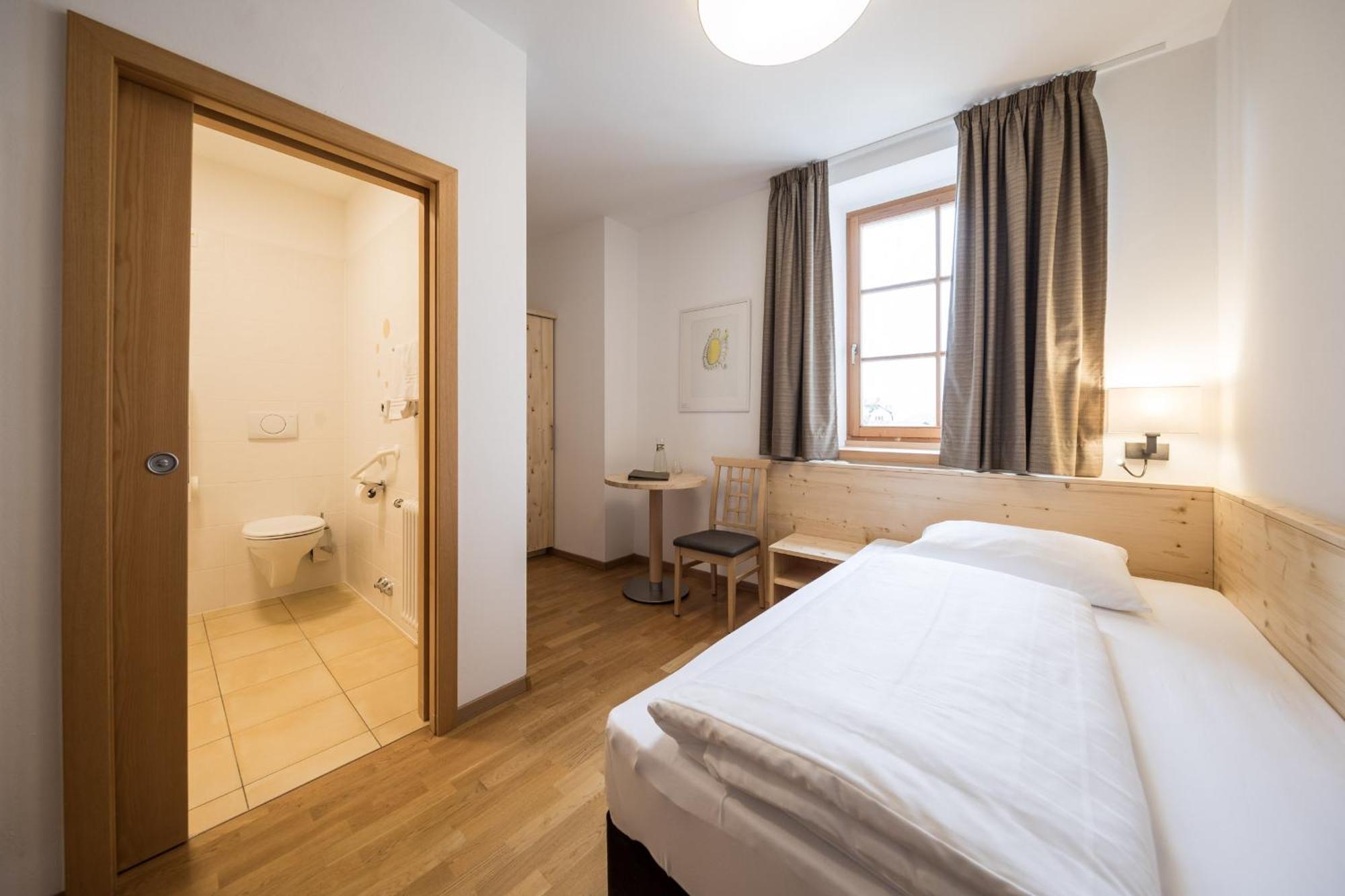Single Room,657943047:JPEG