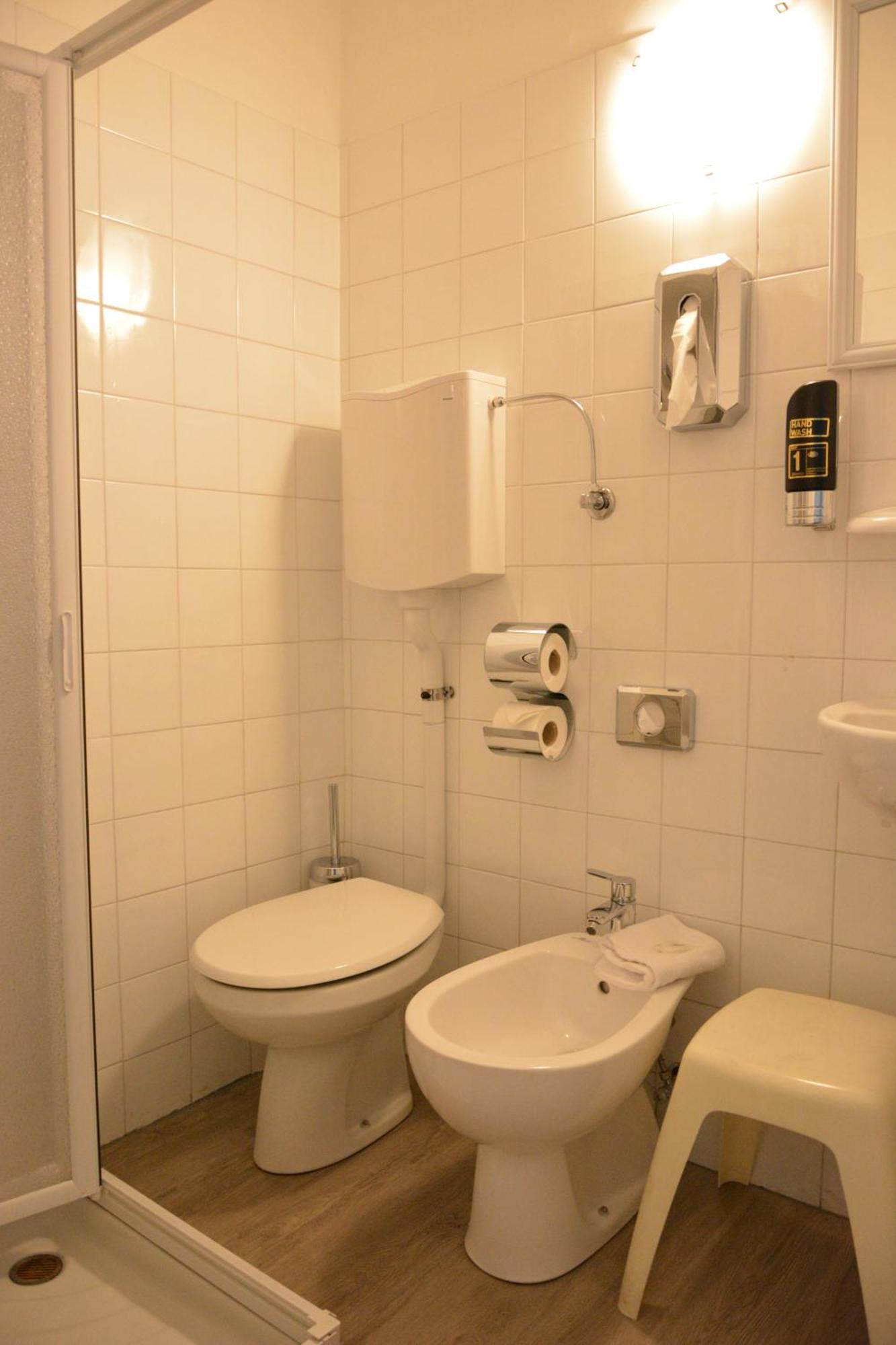 Economy-Doppelzimmer mit französischem Bett