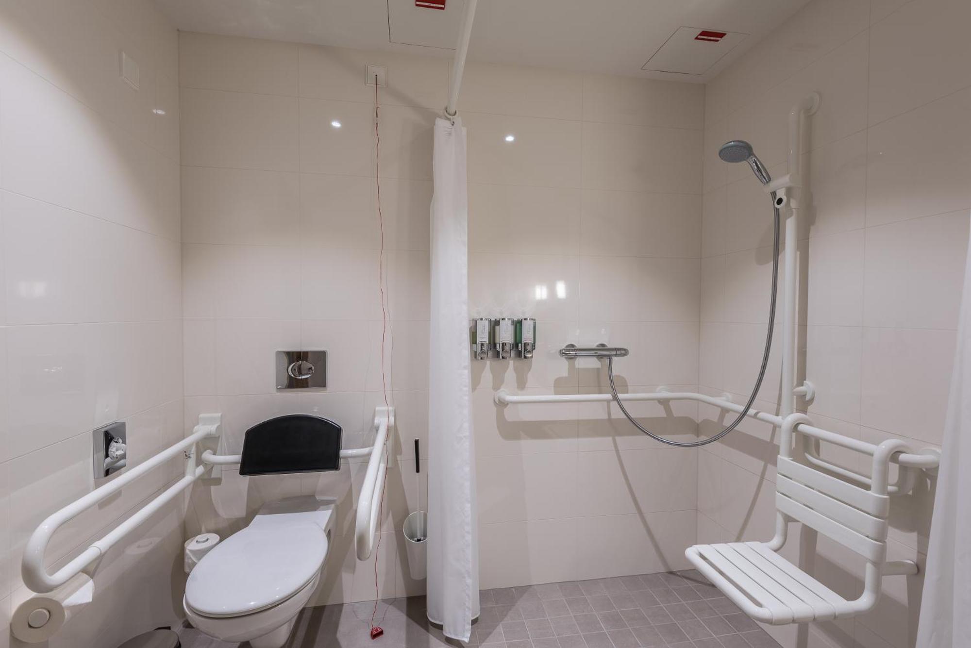 Queen Room - Accessible,1550781583:JPEG
