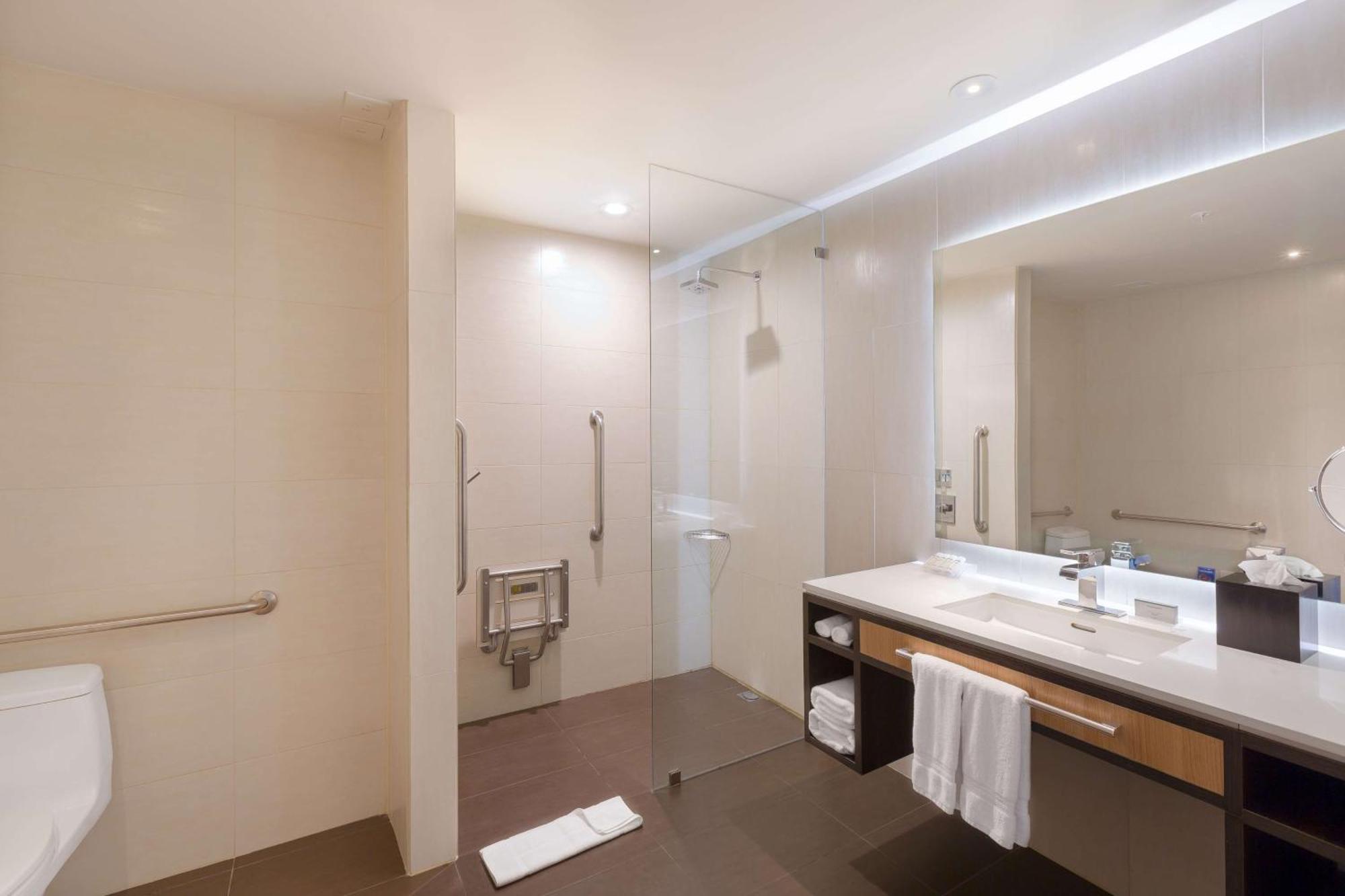 King Room with Roll-In Shower - Mobility Access,1551232324:JPEG