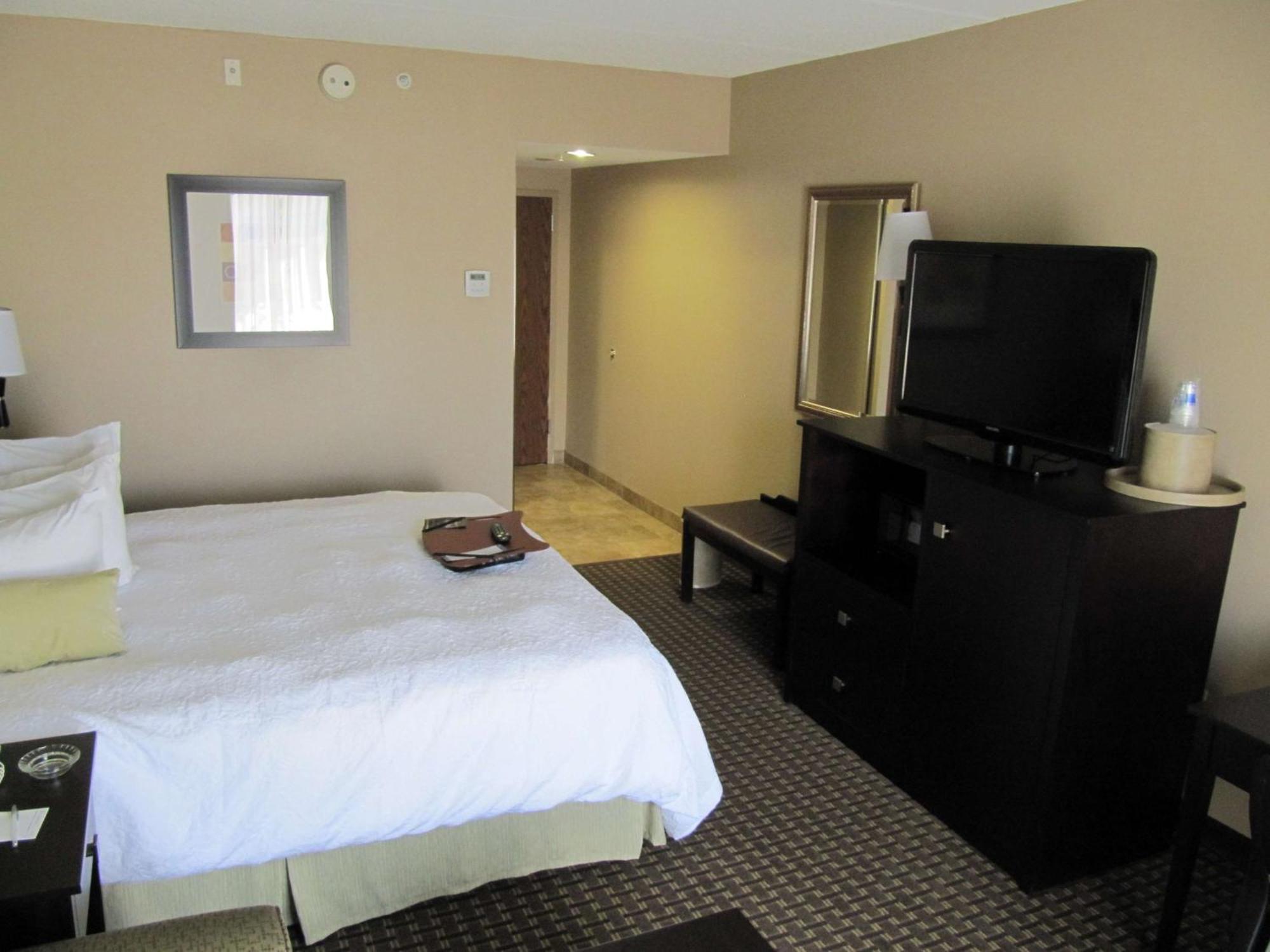 King Room with King Bed - Non-Smoking