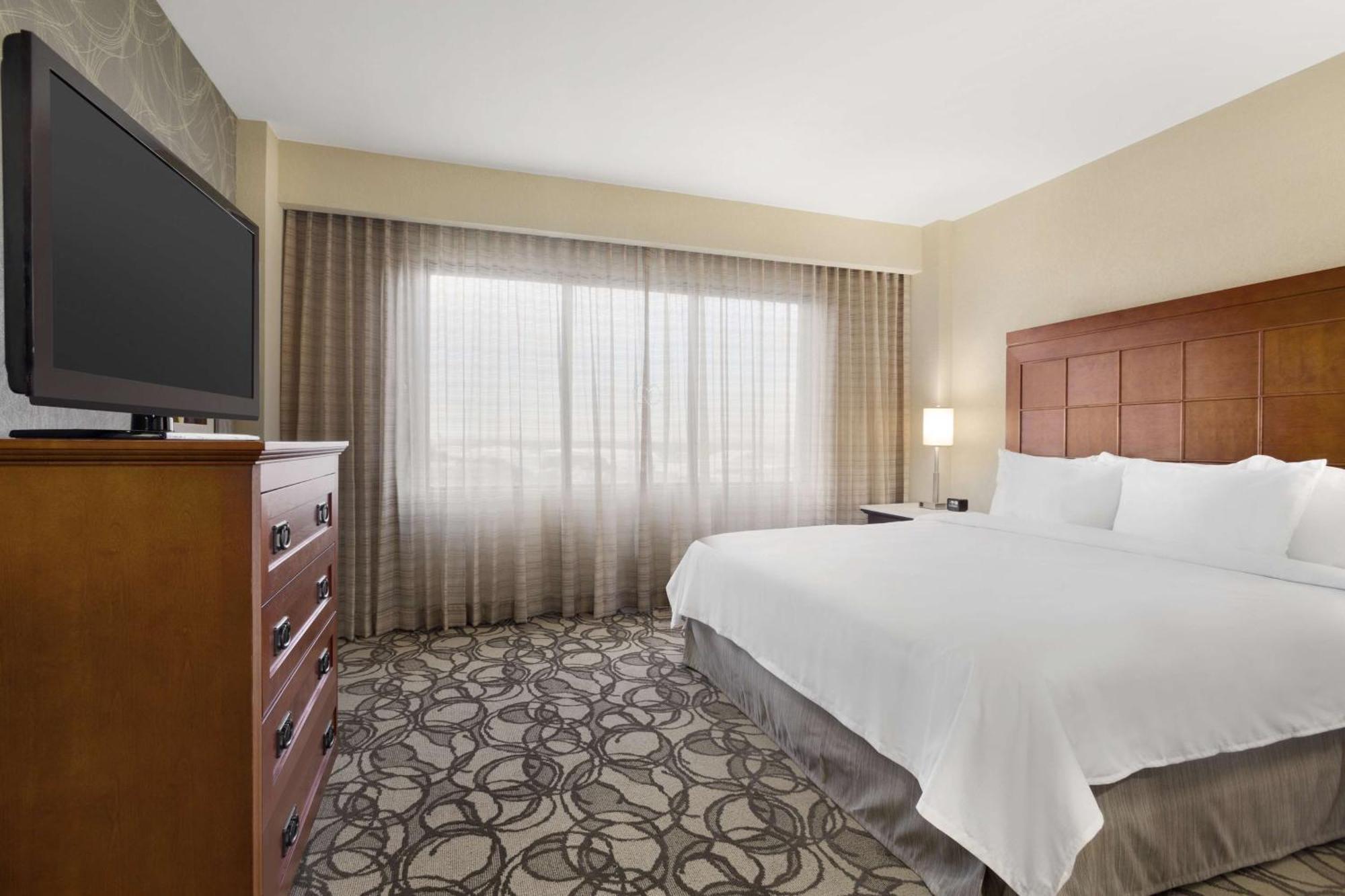 One-Bedroom King Suite Hearing Accessible or Non-Smoking