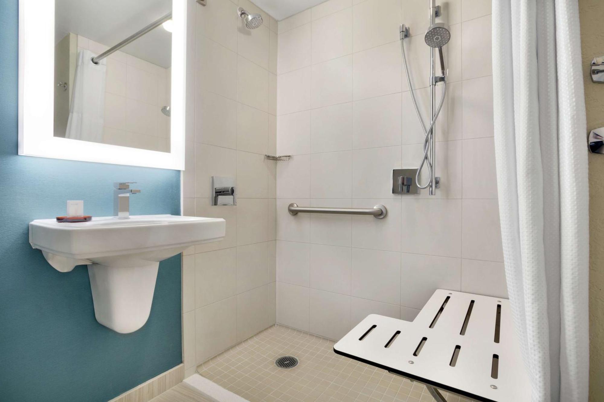 One-Bedroom King Suite Roll Shower Mobility Access or Non-Smoking