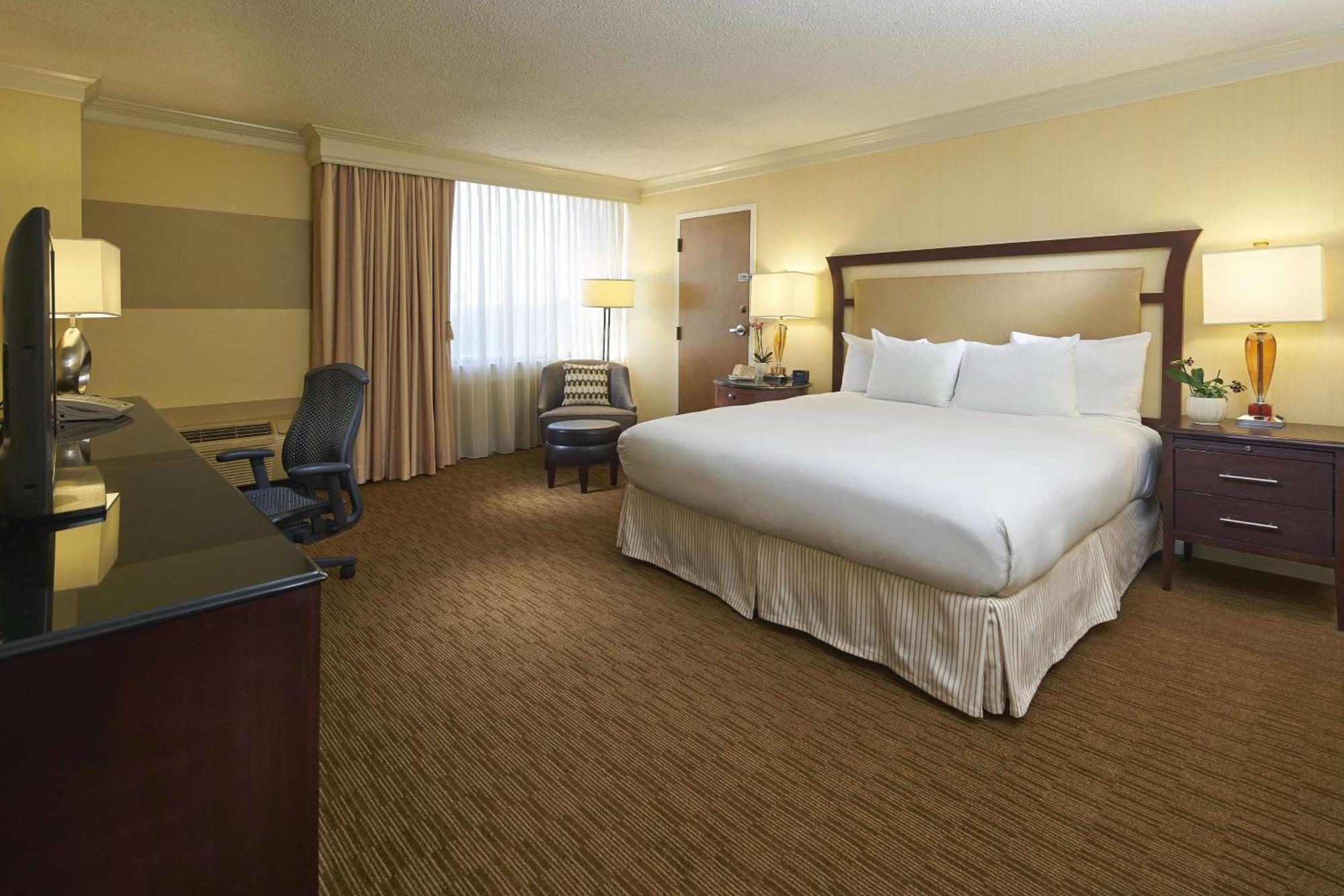 Corner King Room