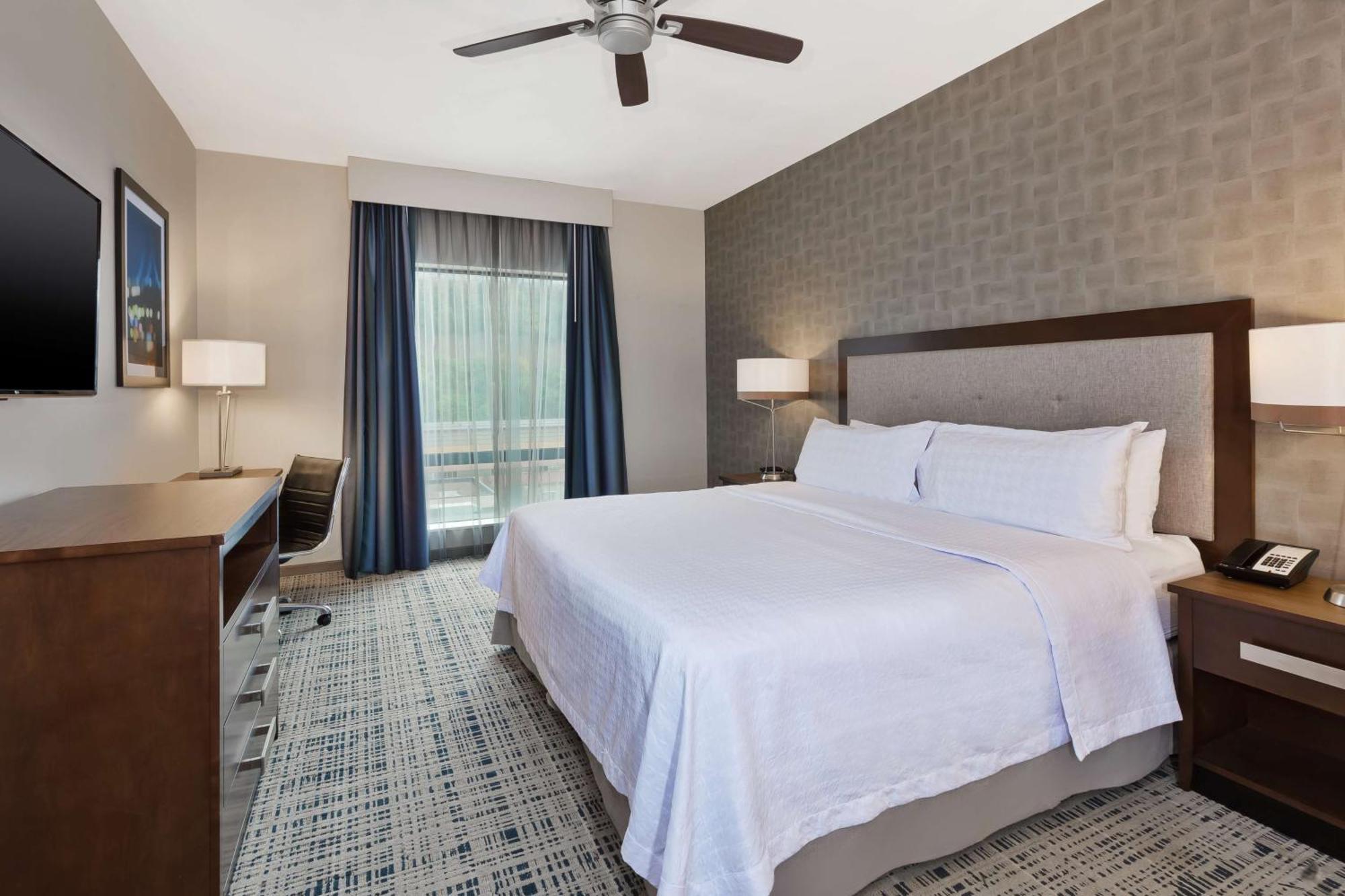 King Suite with Roll-In Shower - Mobility and Hearing Access/Non-Smoking,1552304281:JPEG