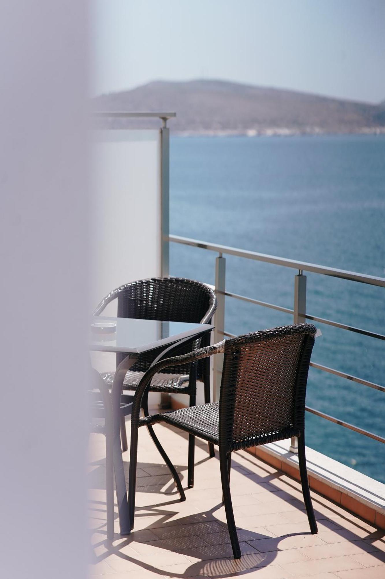 Habitación con cama extragrande y vistas al mar