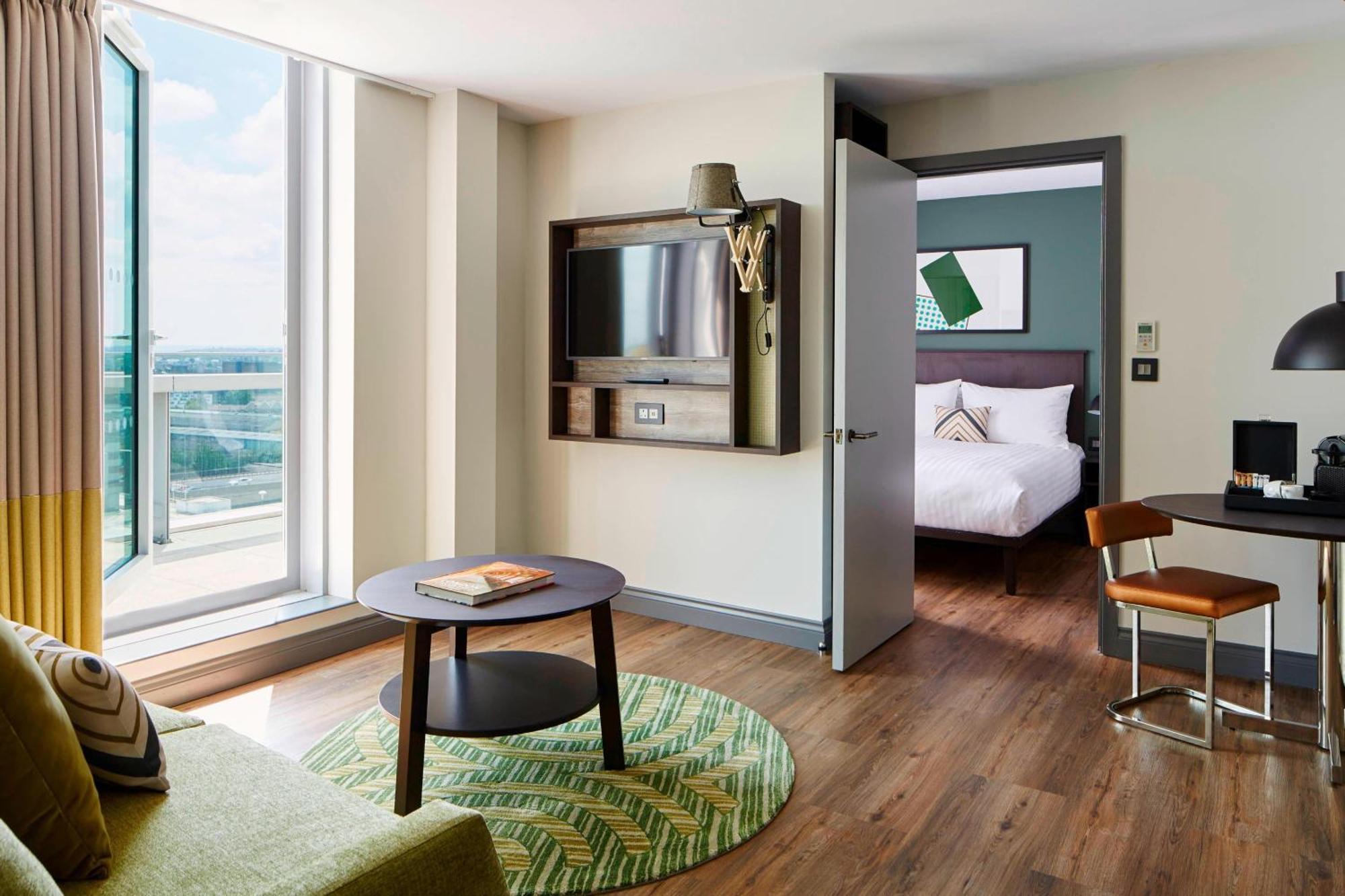 Deluxe One-Bedroom Suite City View