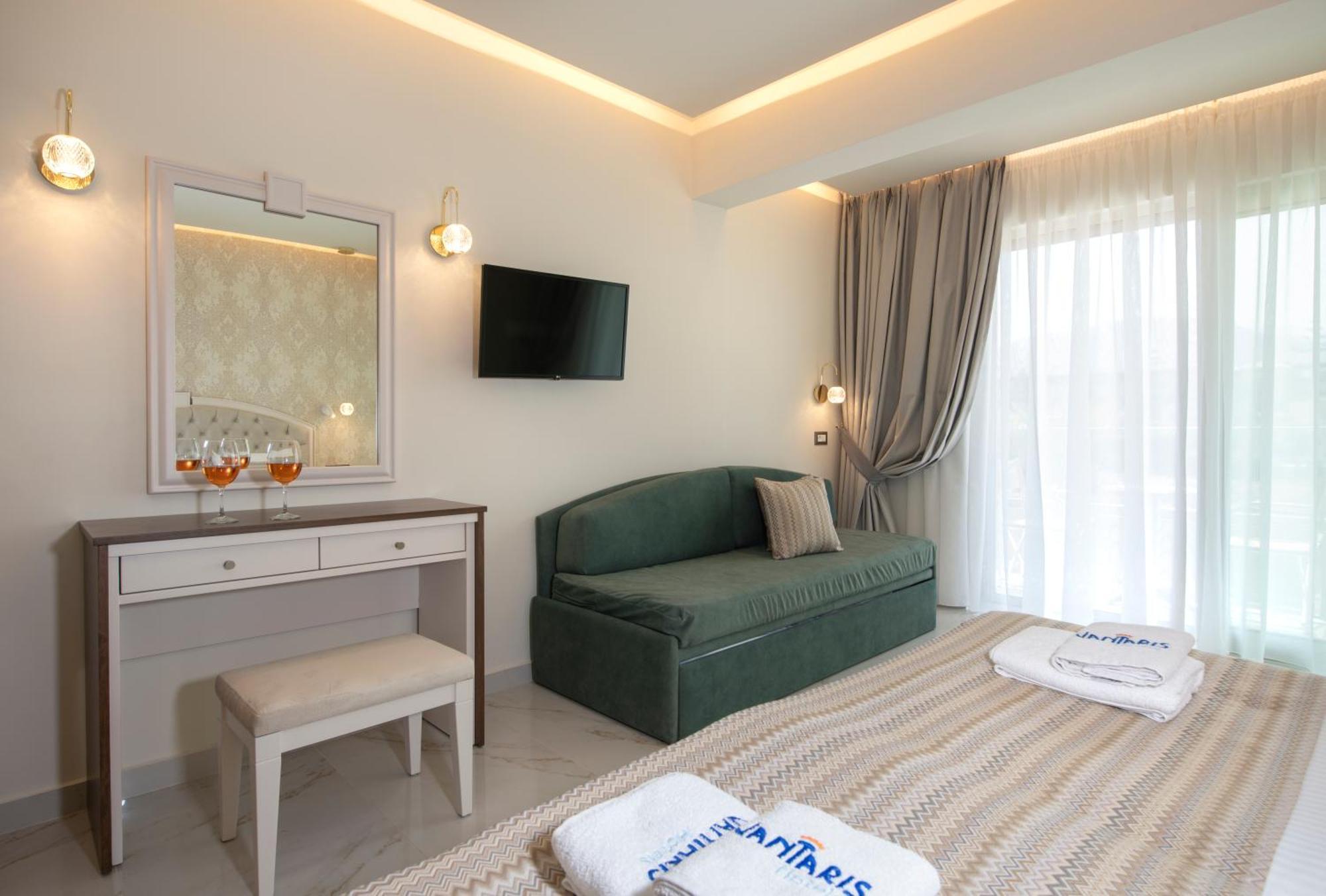 Superior double room side sea view