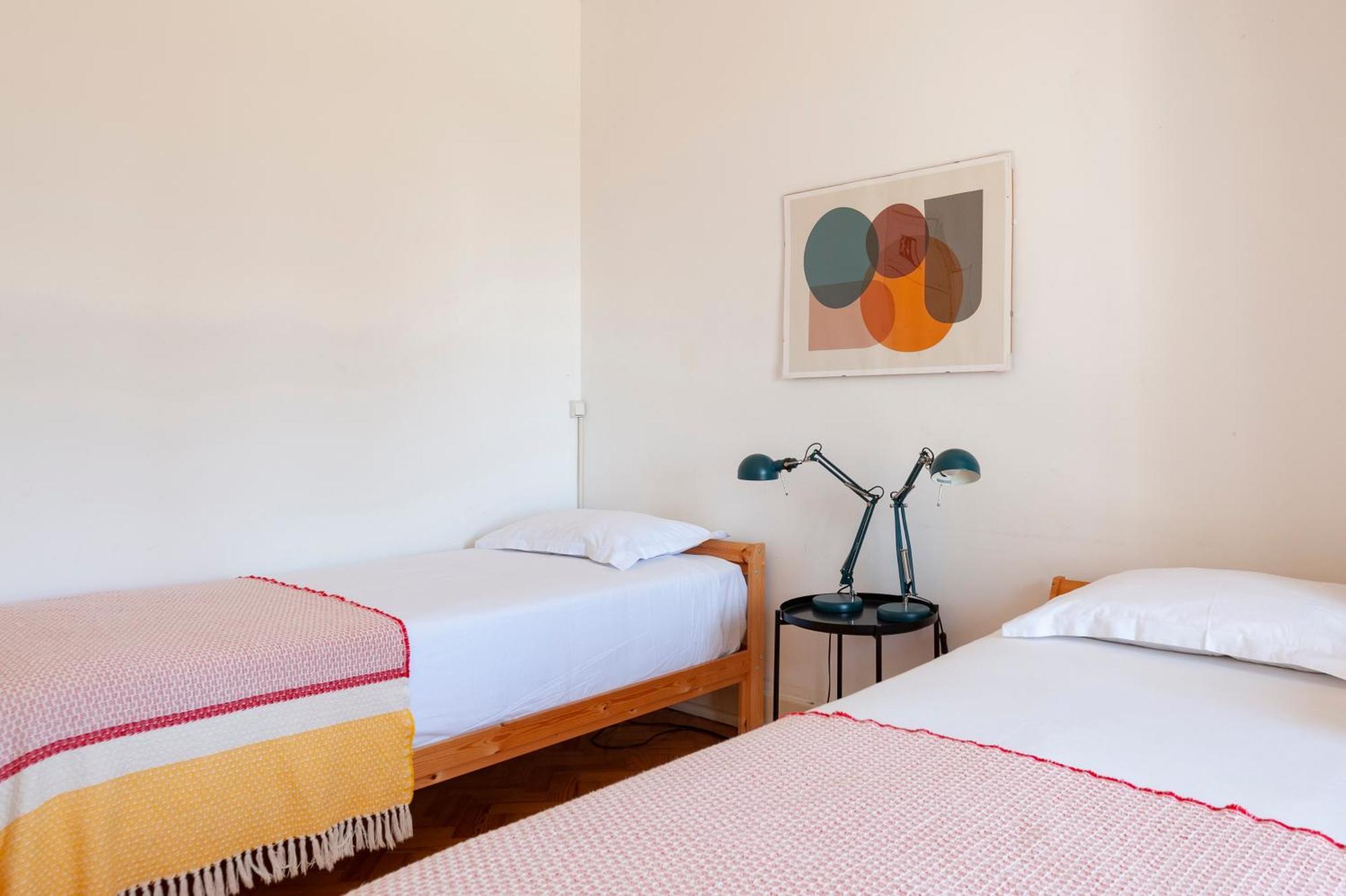 Quarto Twin com Casa de Banho Partilhada e Vista Jardim