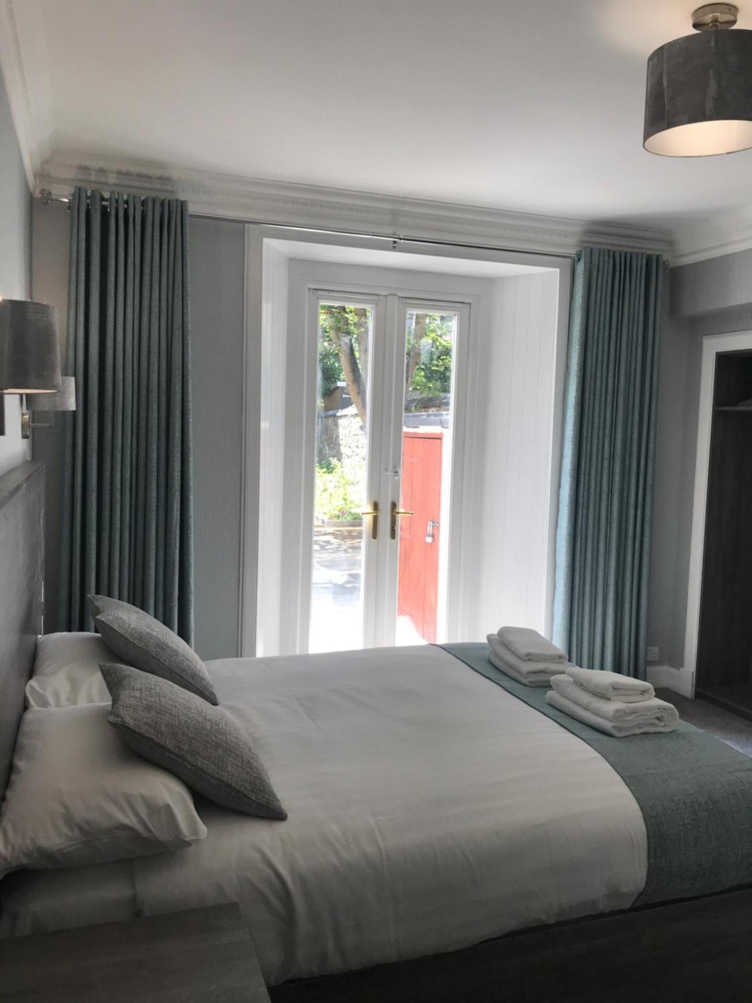 Deluxe Double Room Shower