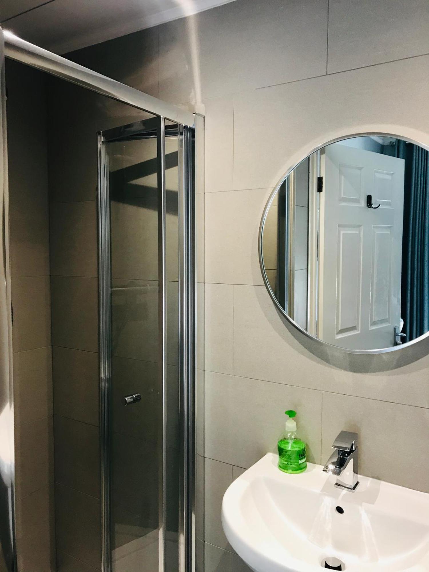 Deluxe Double Room Shower