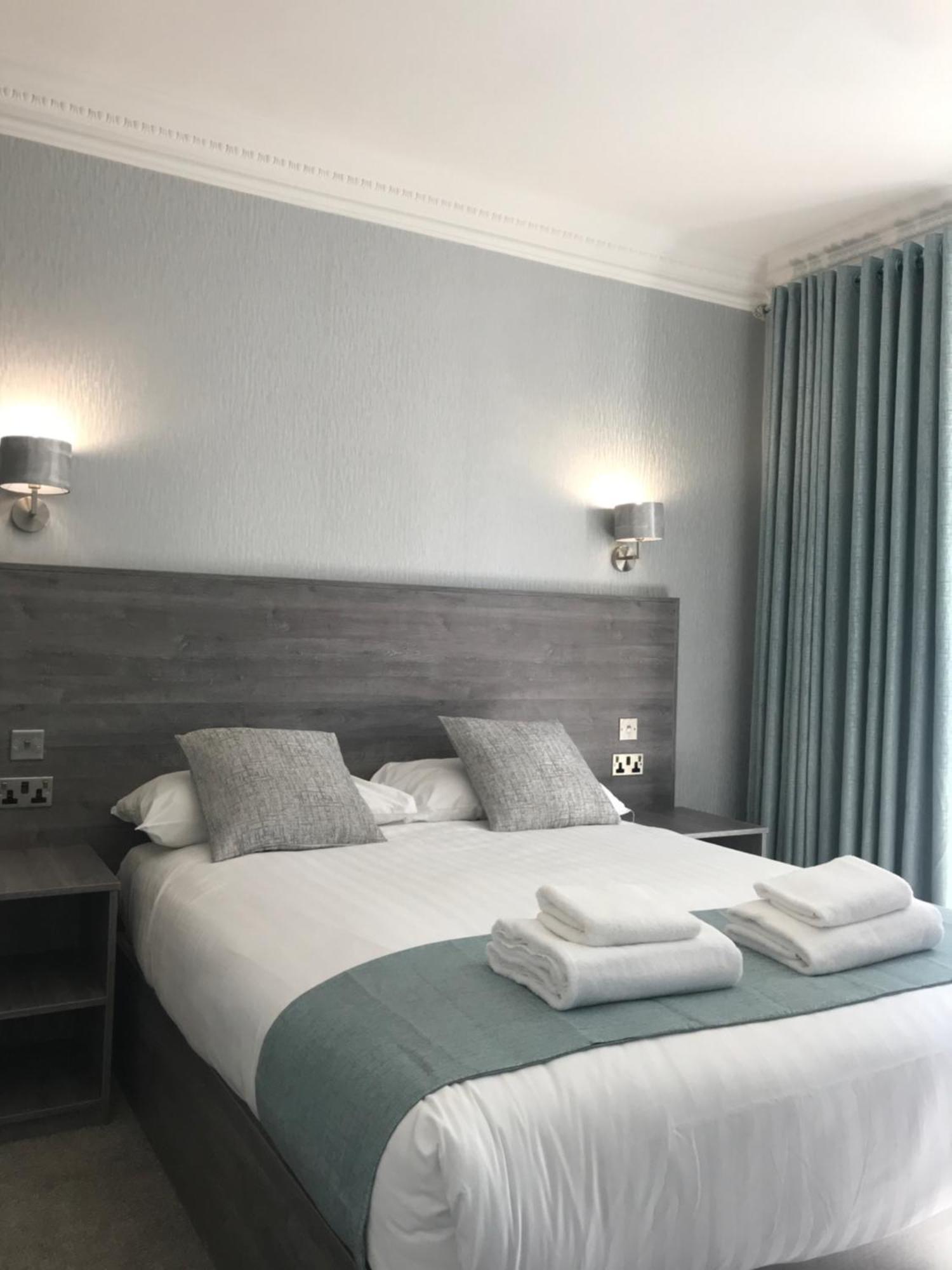 Deluxe Double Room Shower