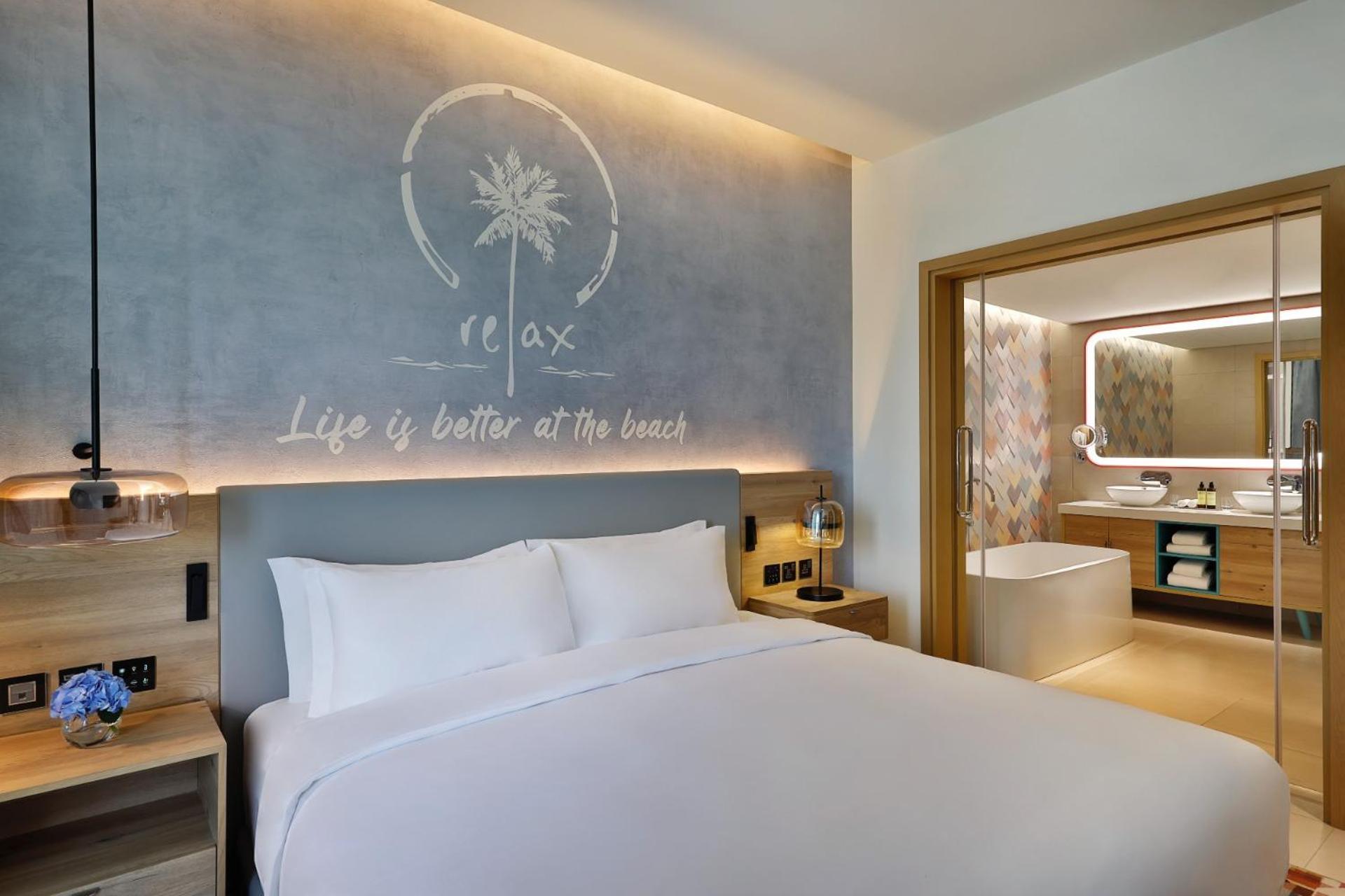 One Bedroom Sea View Suite Balcony Beach & Rooftop Infinity Pool Access
