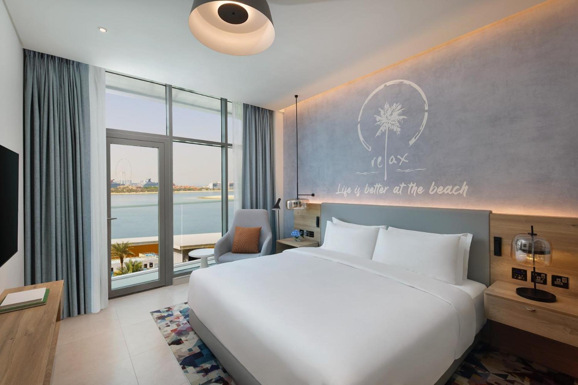 One Bedroom Sea View Suite Balcony Beach & Rooftop Infinity Pool Access