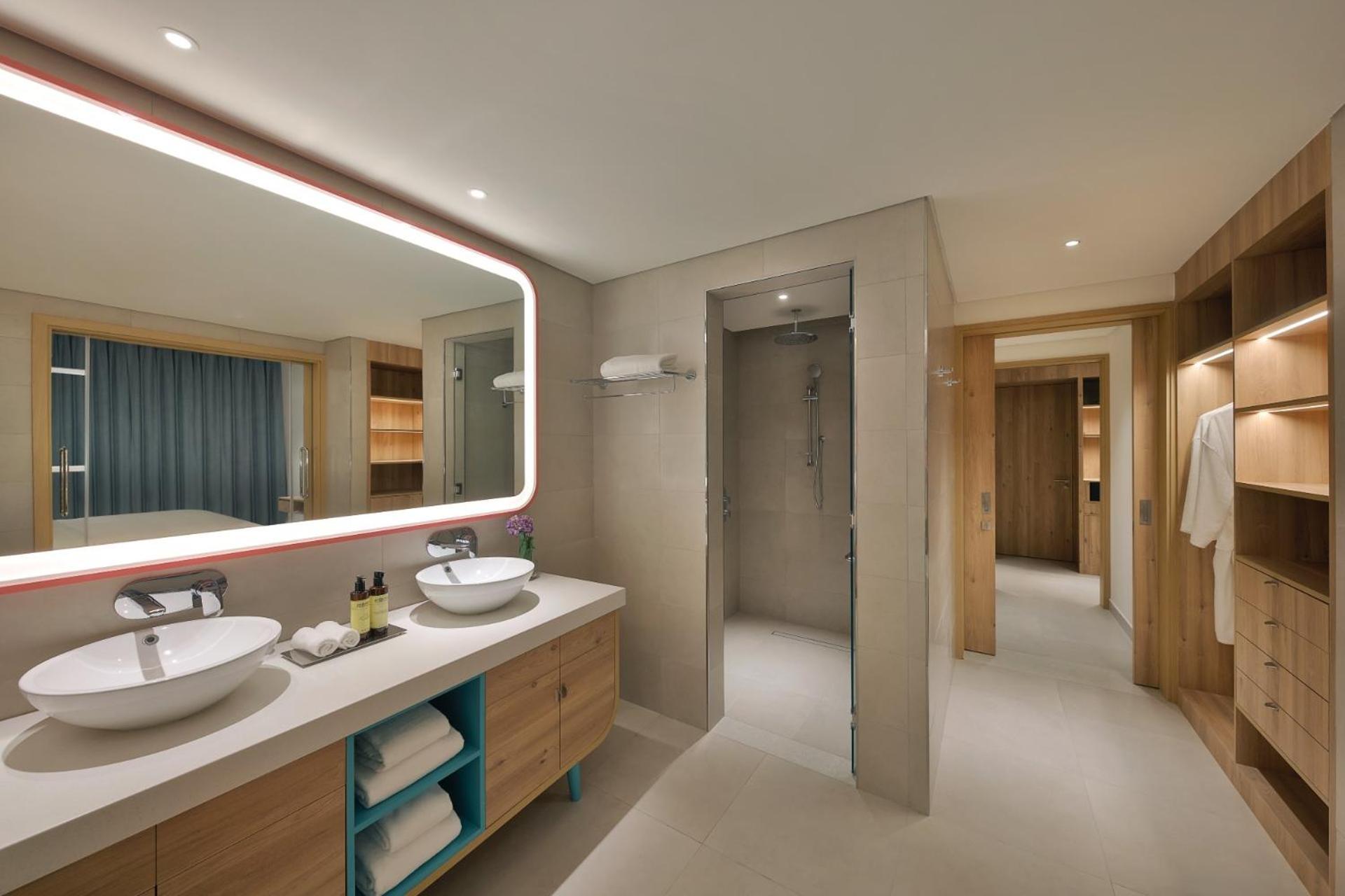 One Bedroom Sea View Suite Balcony Beach & Rooftop Infinity Pool Access