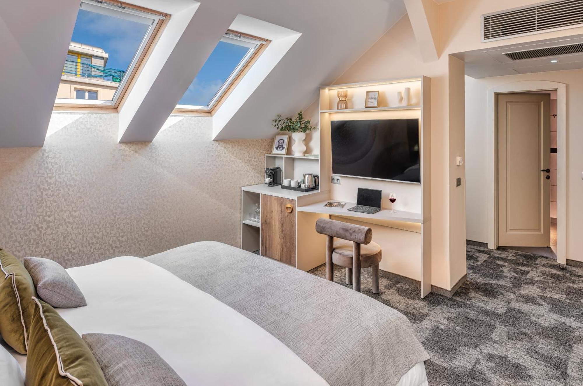 Superior Triple Attic Room