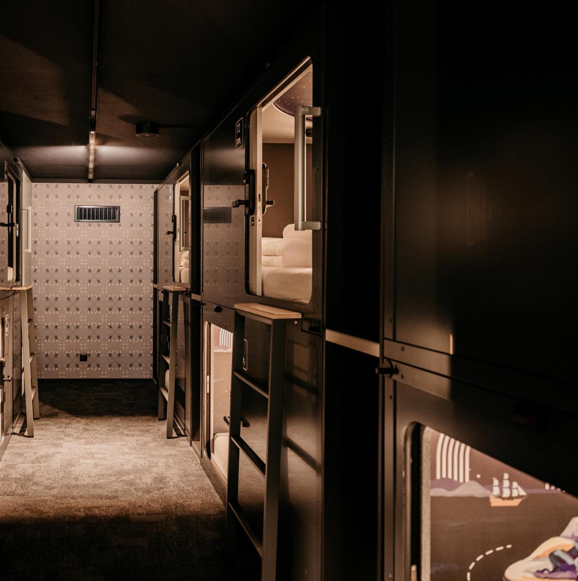 Capsule upper level