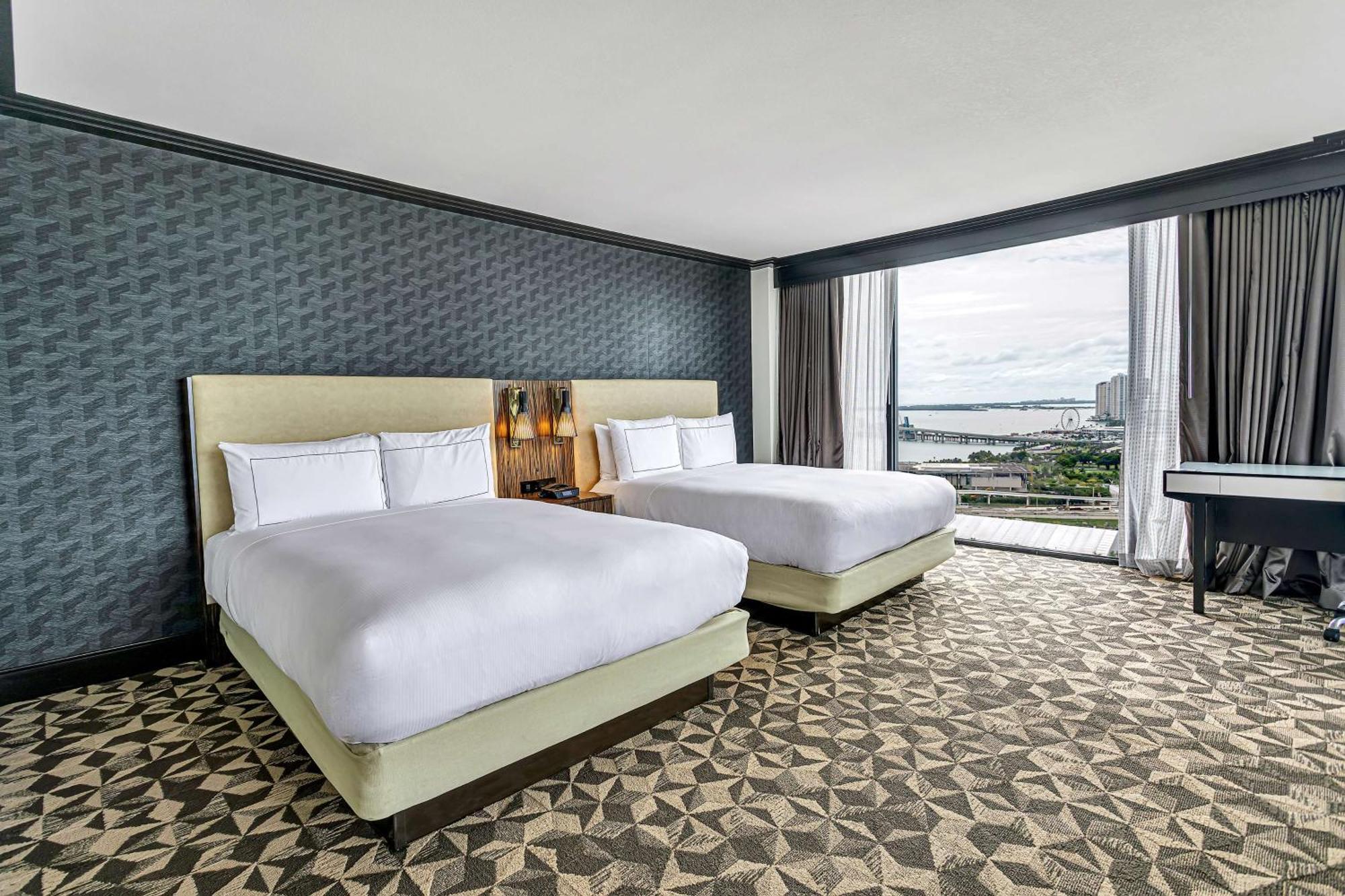 Suite Júnior Queen com Vista Baía