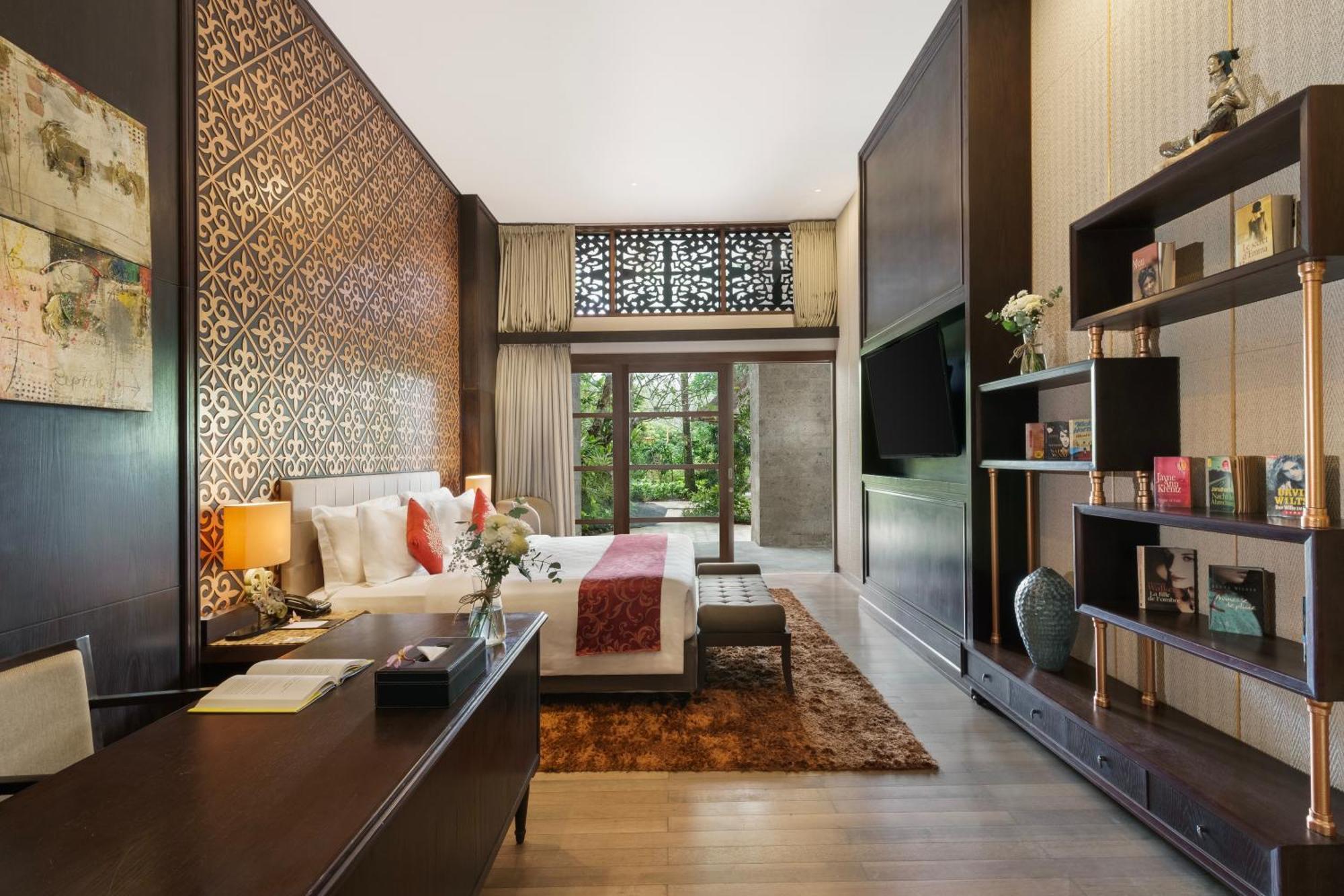 Presidential King Suite Pool Access