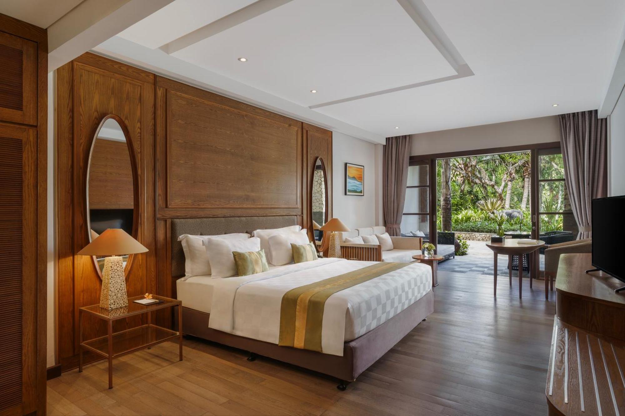 Deluxe King Room Garden View