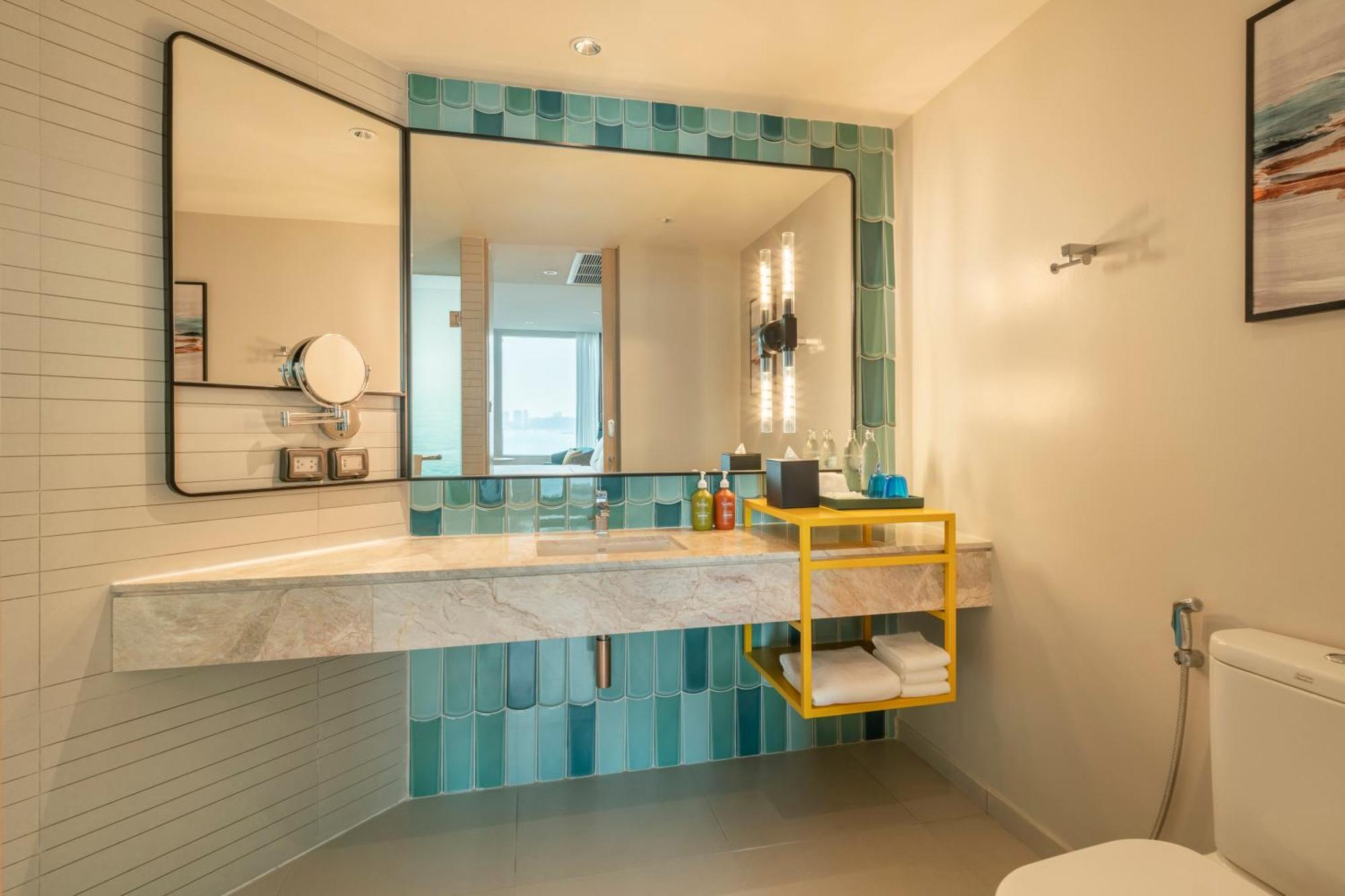 Standard King Room with Pattaya Beach view and Bay Tower