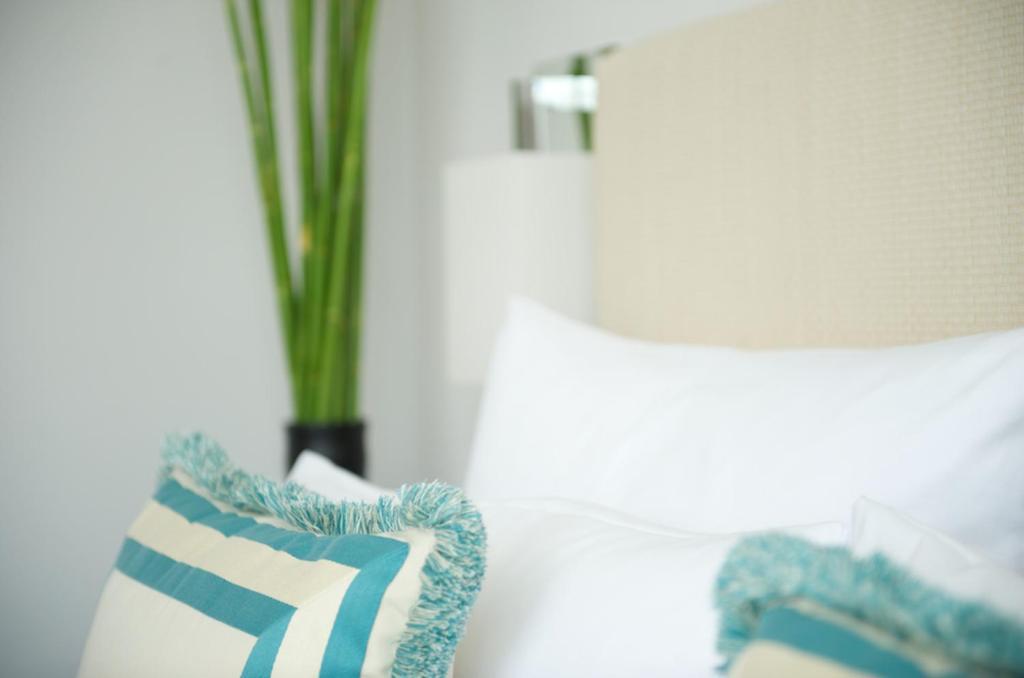 Premier Room Lateral lake view