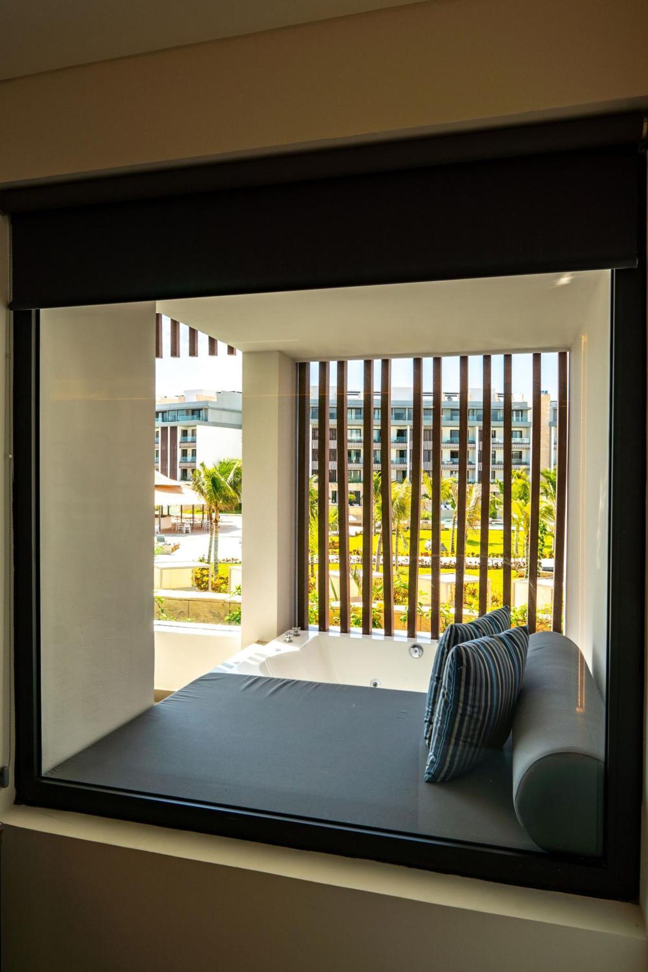 Jr Suite Outdoor Jacuzzi WiFi,1589242962:JPEG