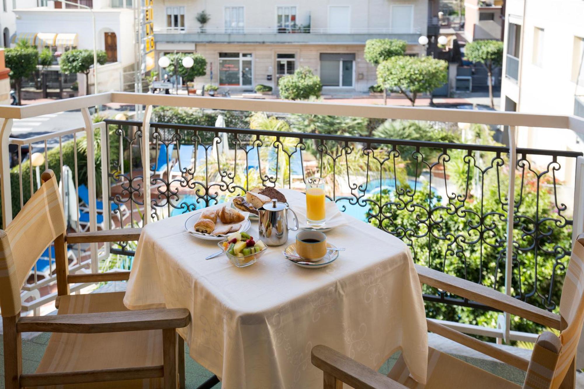 Suite Junior con balcón y vistas a la piscina