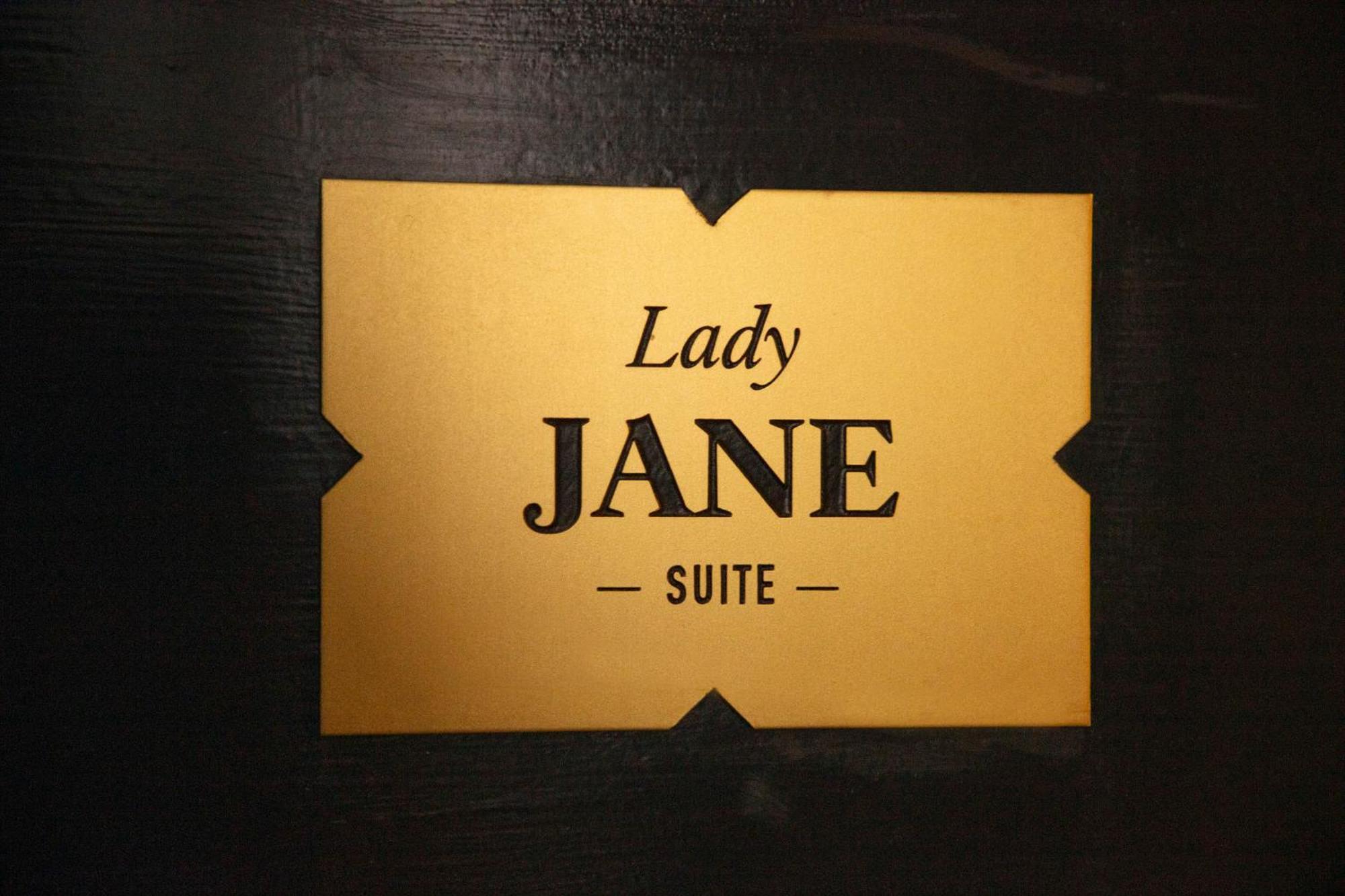 Deluxe King Suite