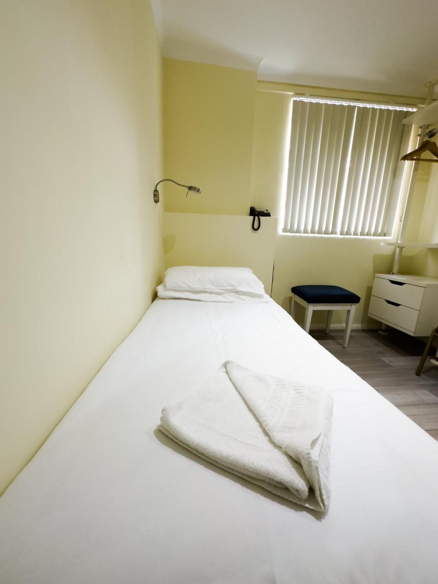 Quarto Individual com Casa de Banho Partilhada