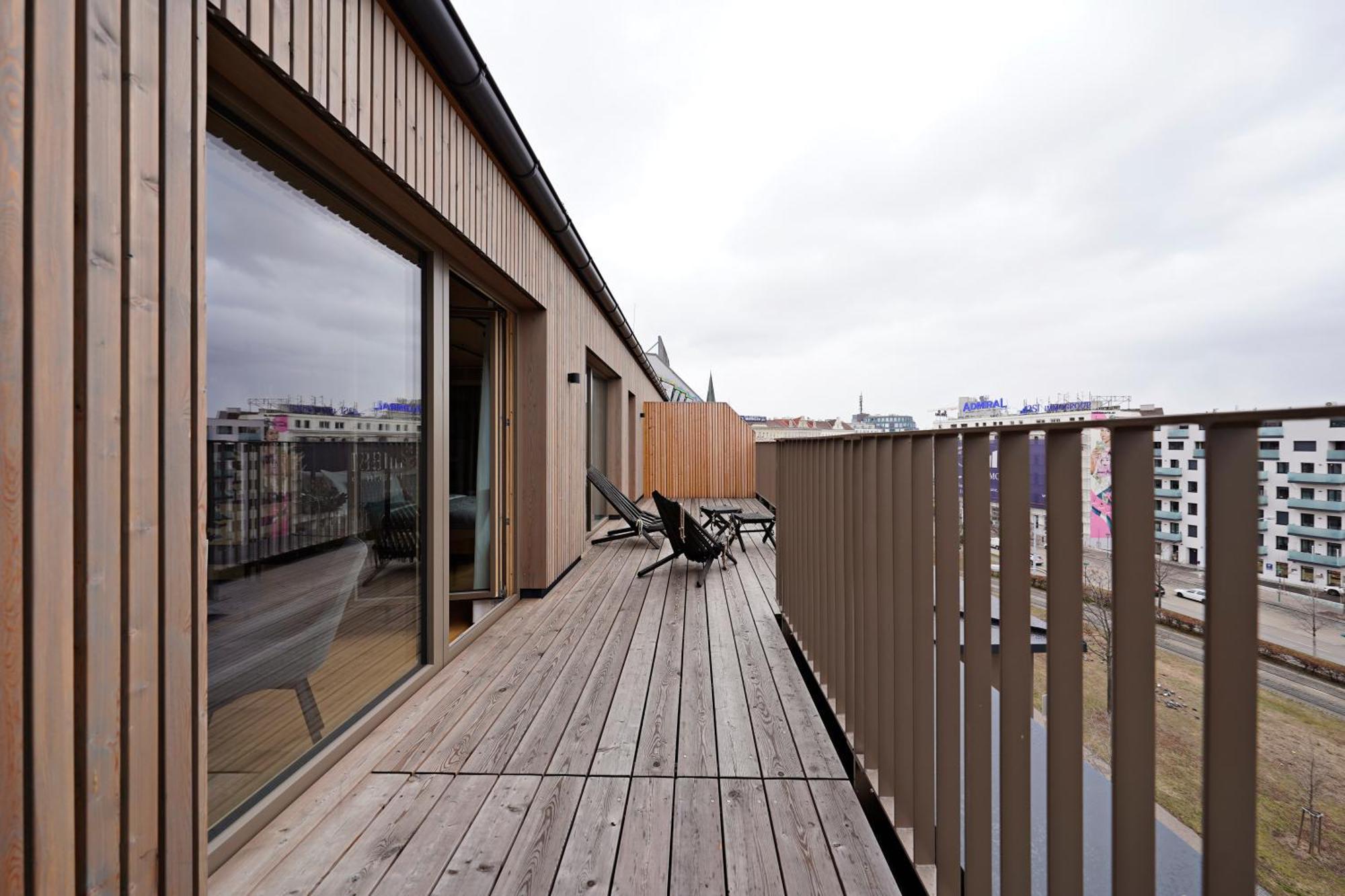 Large Studio Kitchenette Terrace