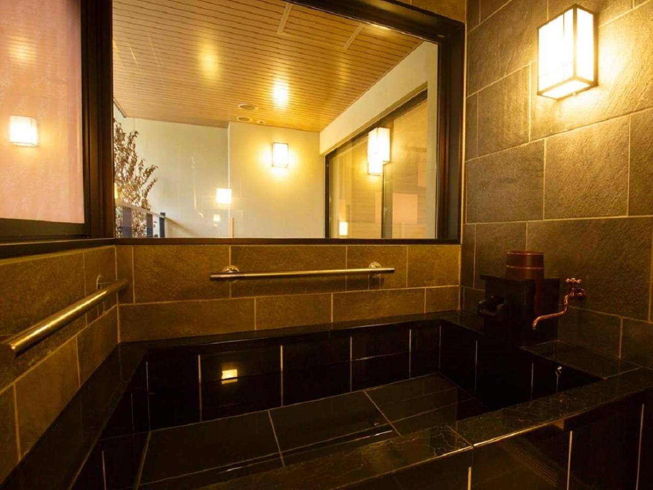 Quadruple Room Semi Open-Air Bath