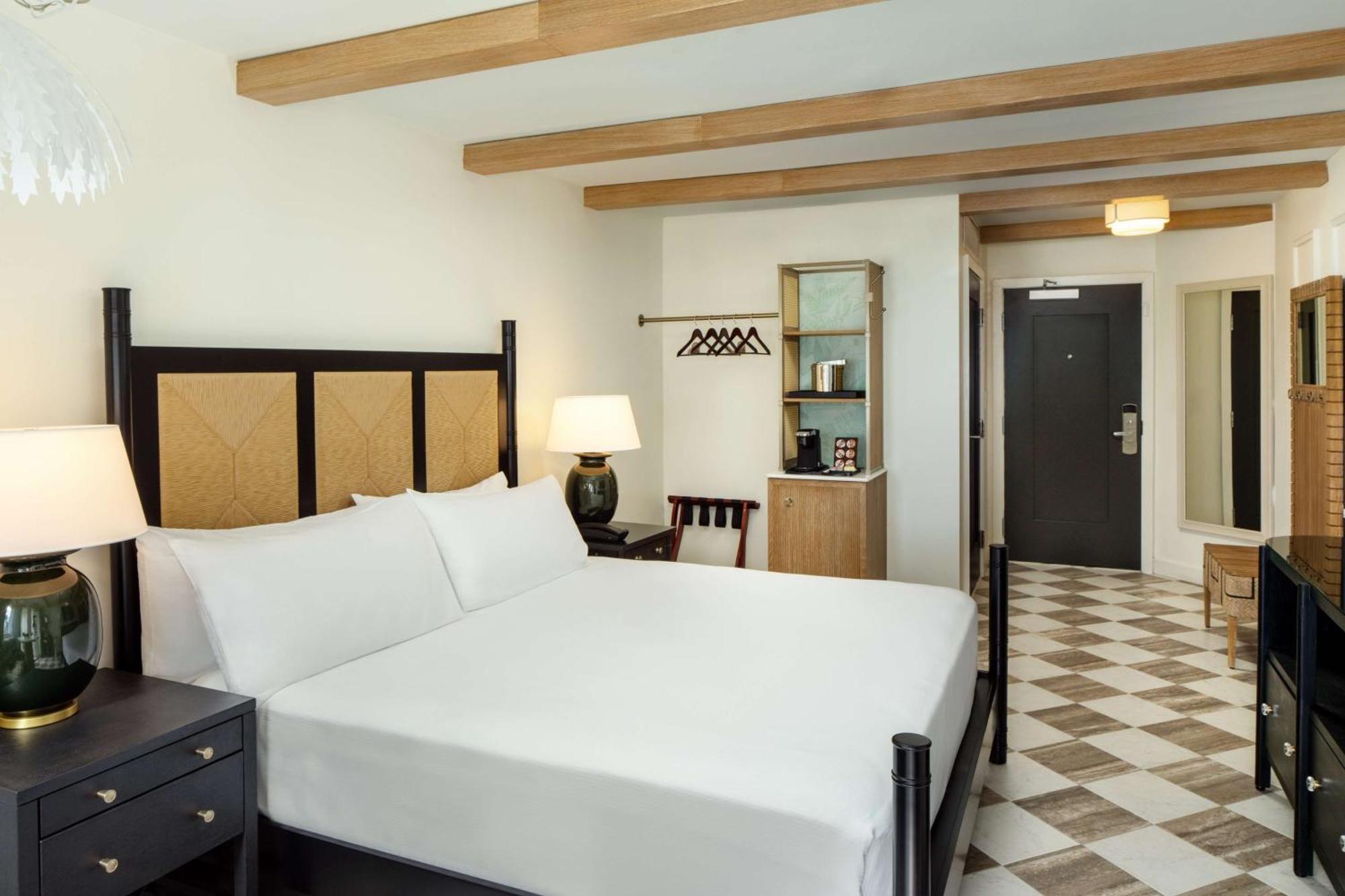 Zimmer mit Kingsize-Bett, Poolblick und Zugang zum Ausgang