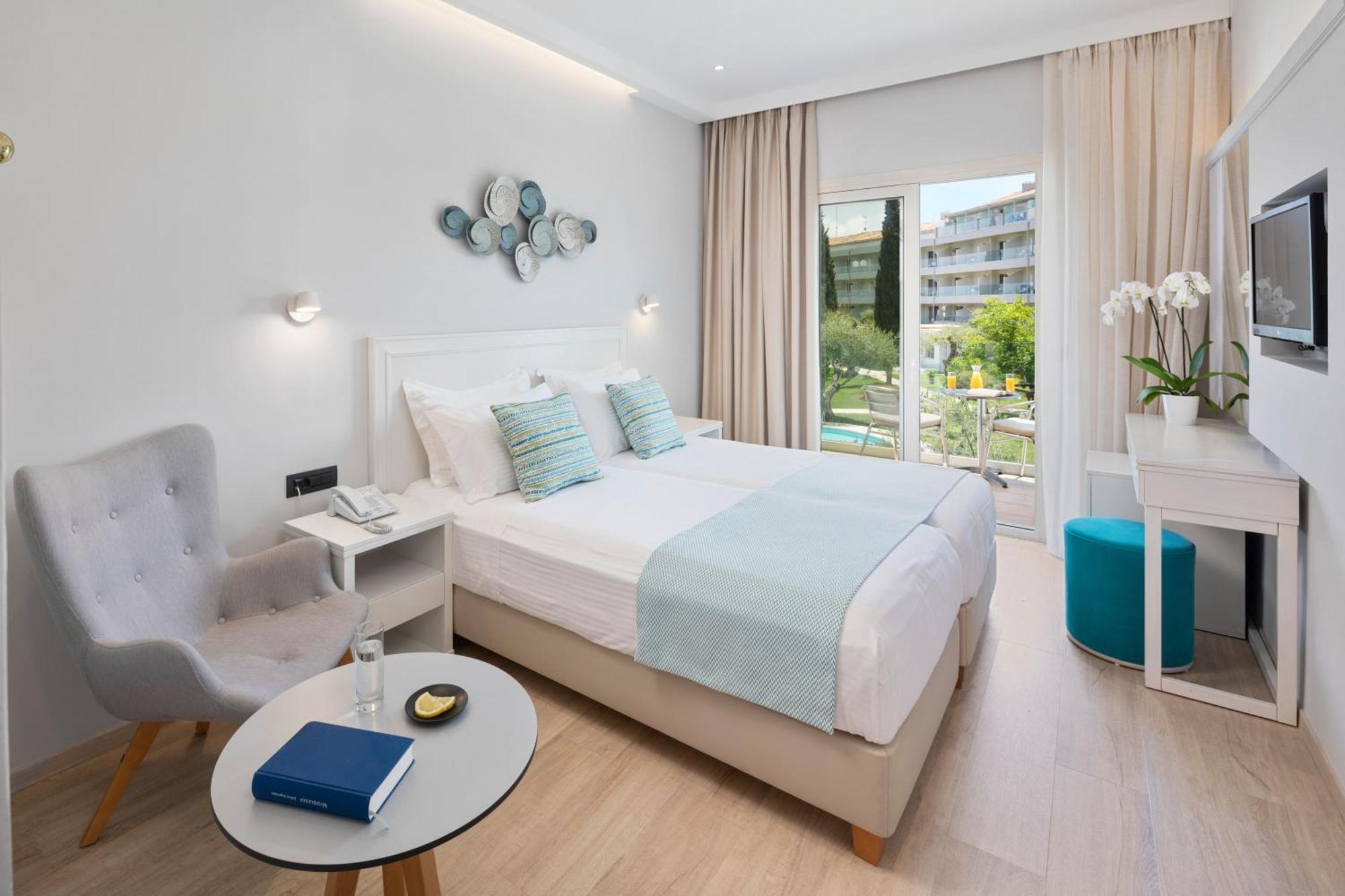 Chambre Double ou Lits Jumeaux - Vue sur Piscine