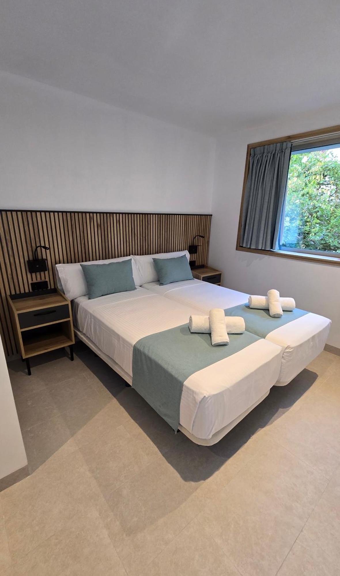Twin Room,1595351088:JPEG