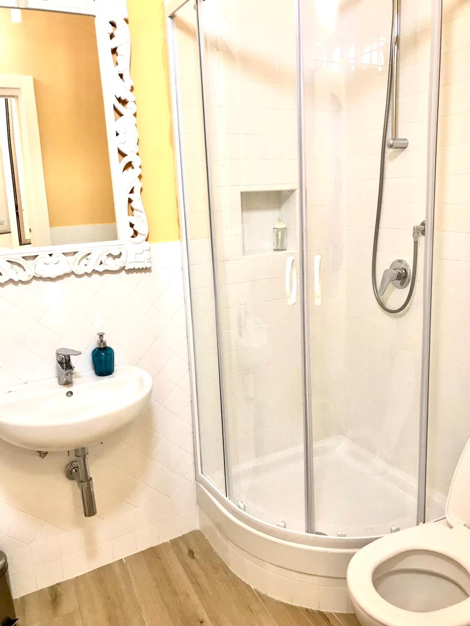 Single Room Private External Bathroom