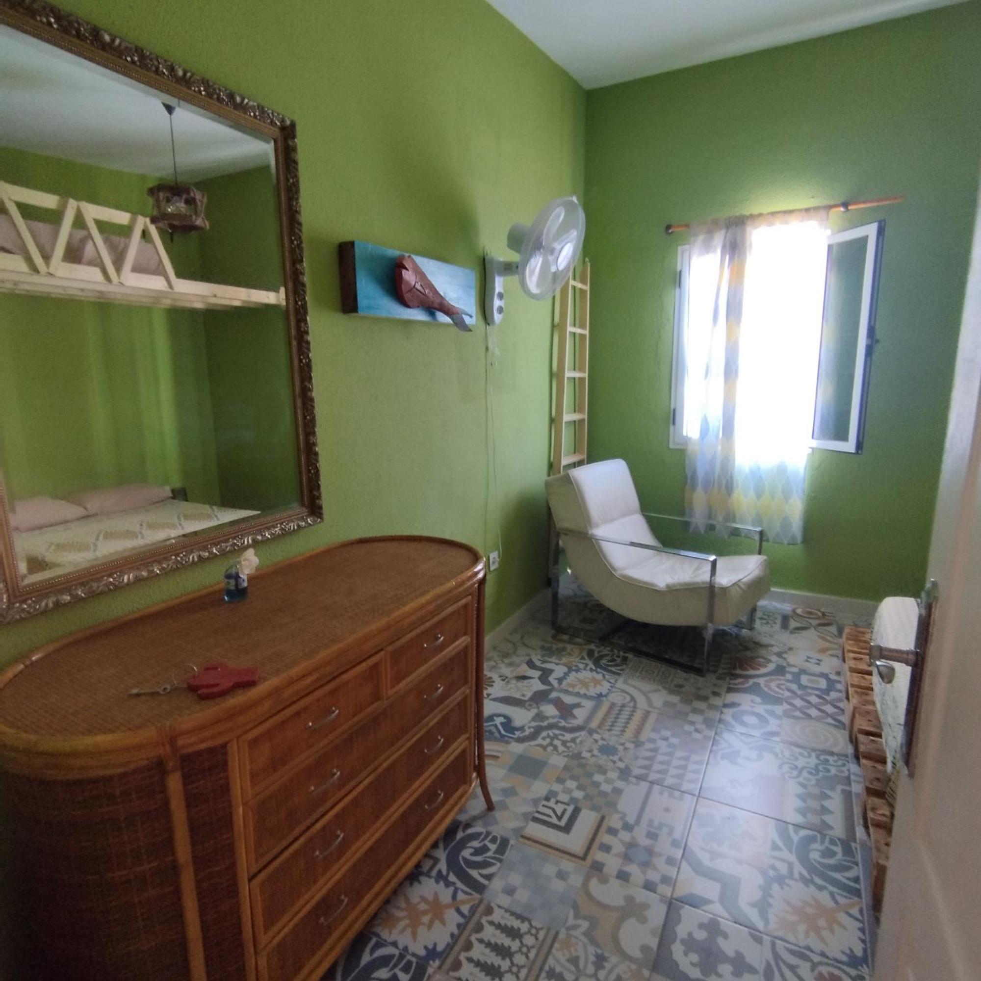 Habitación Triple Básica con baño compartido