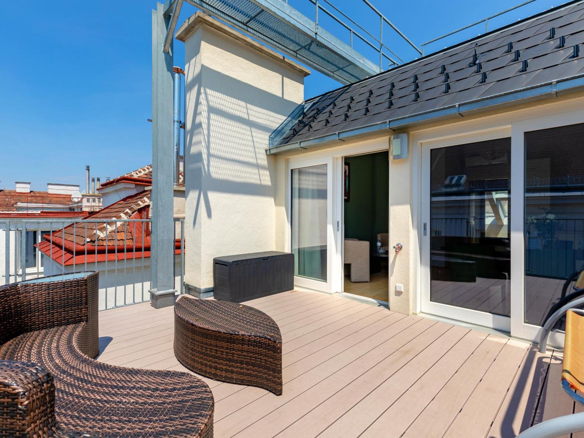 Extra Large 2 Bedroom Apartment Terrace