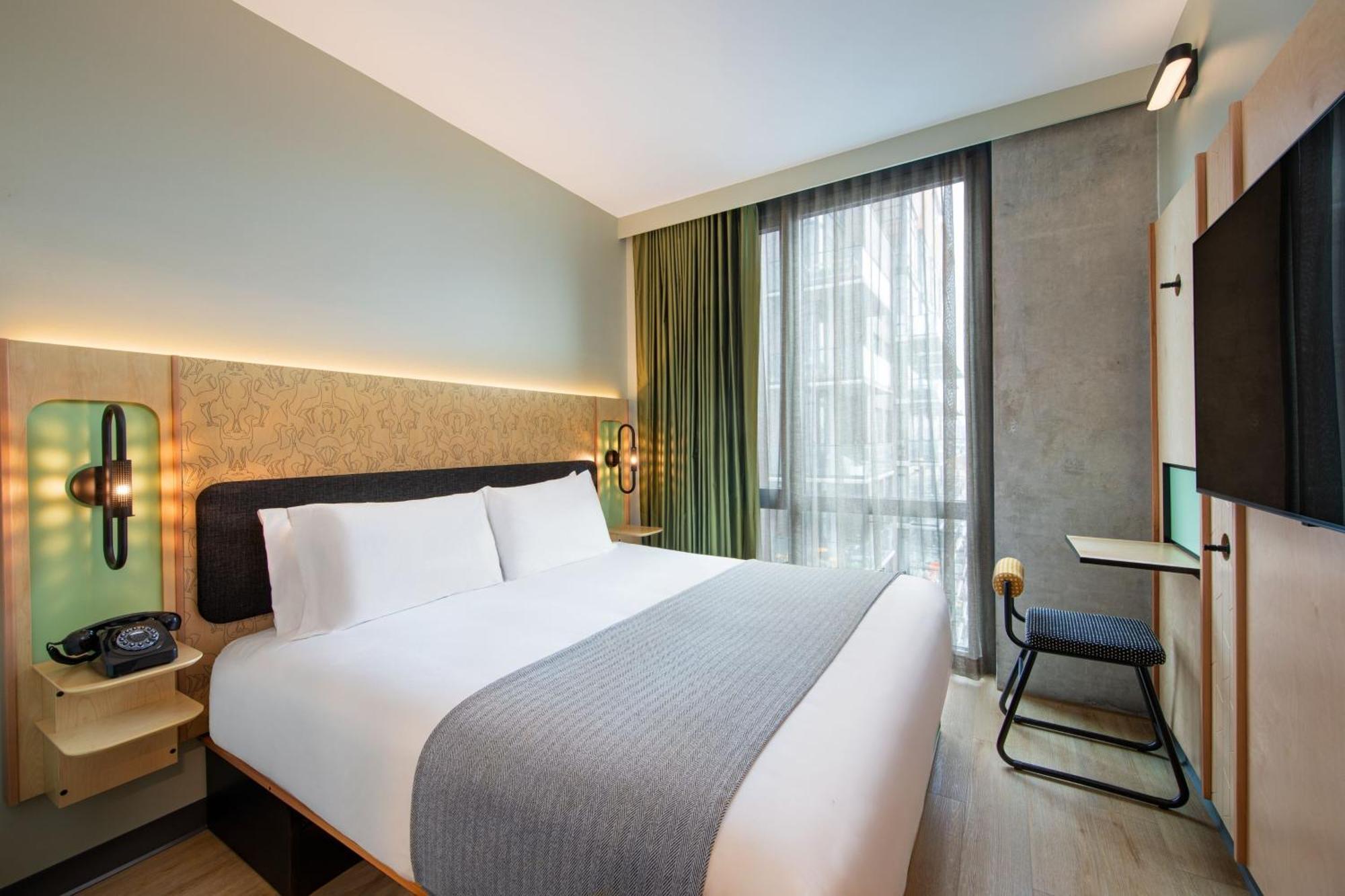 King Room with Roll-In Shower - Mobility Access/Hearing Accessible
